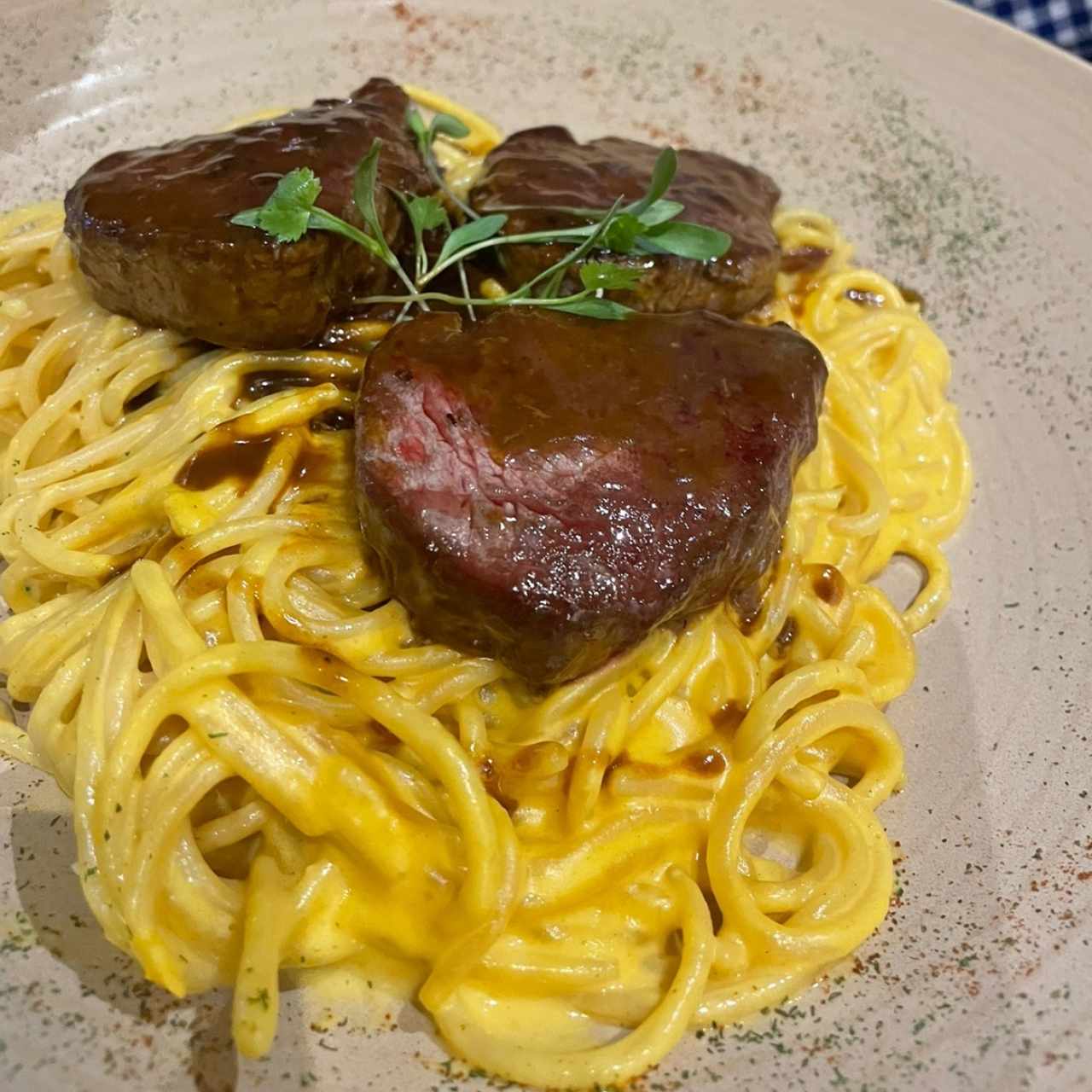 Tallarín en salsa Huancaína con Filete de Res