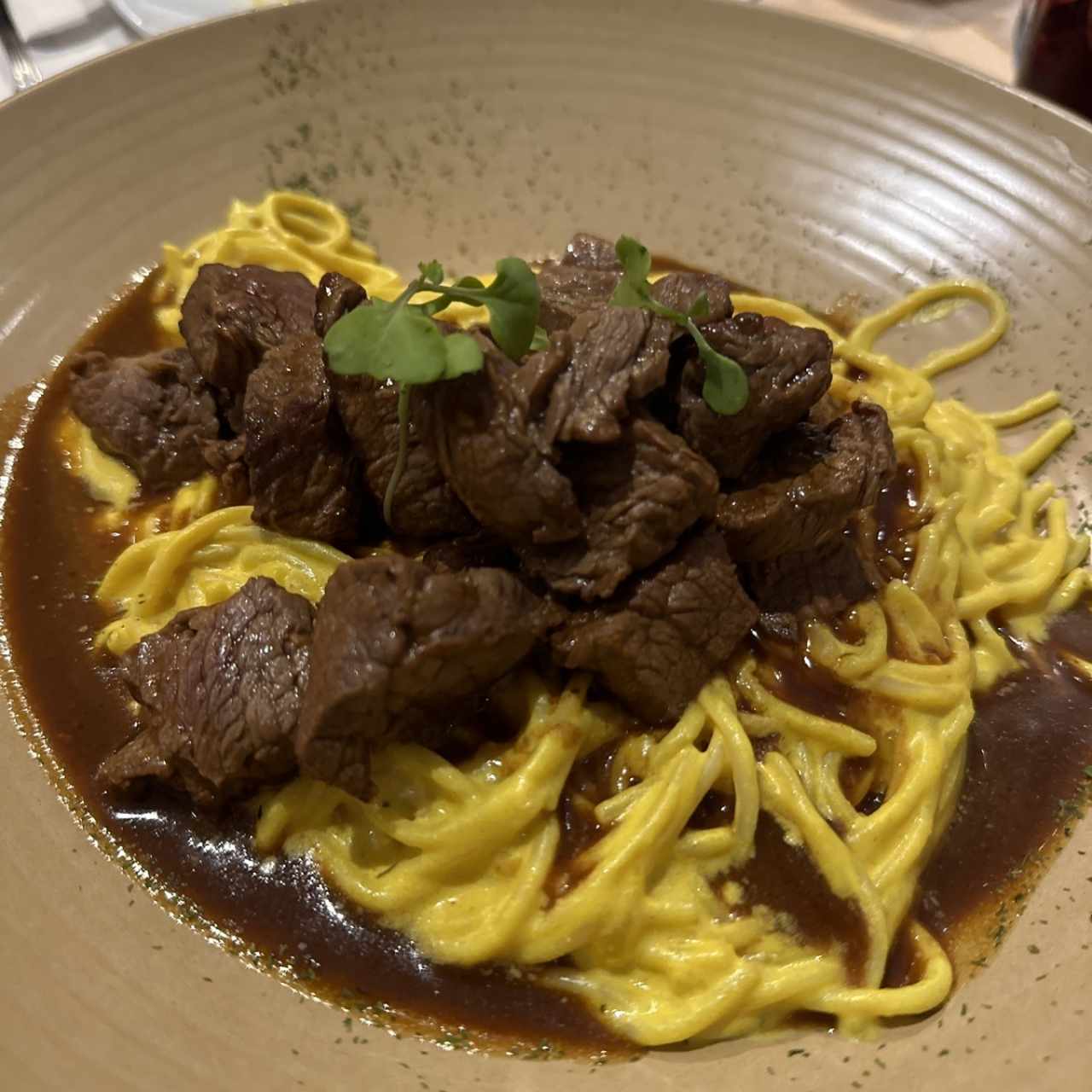 Tallarín en salsa Huancaína con Filete de Res