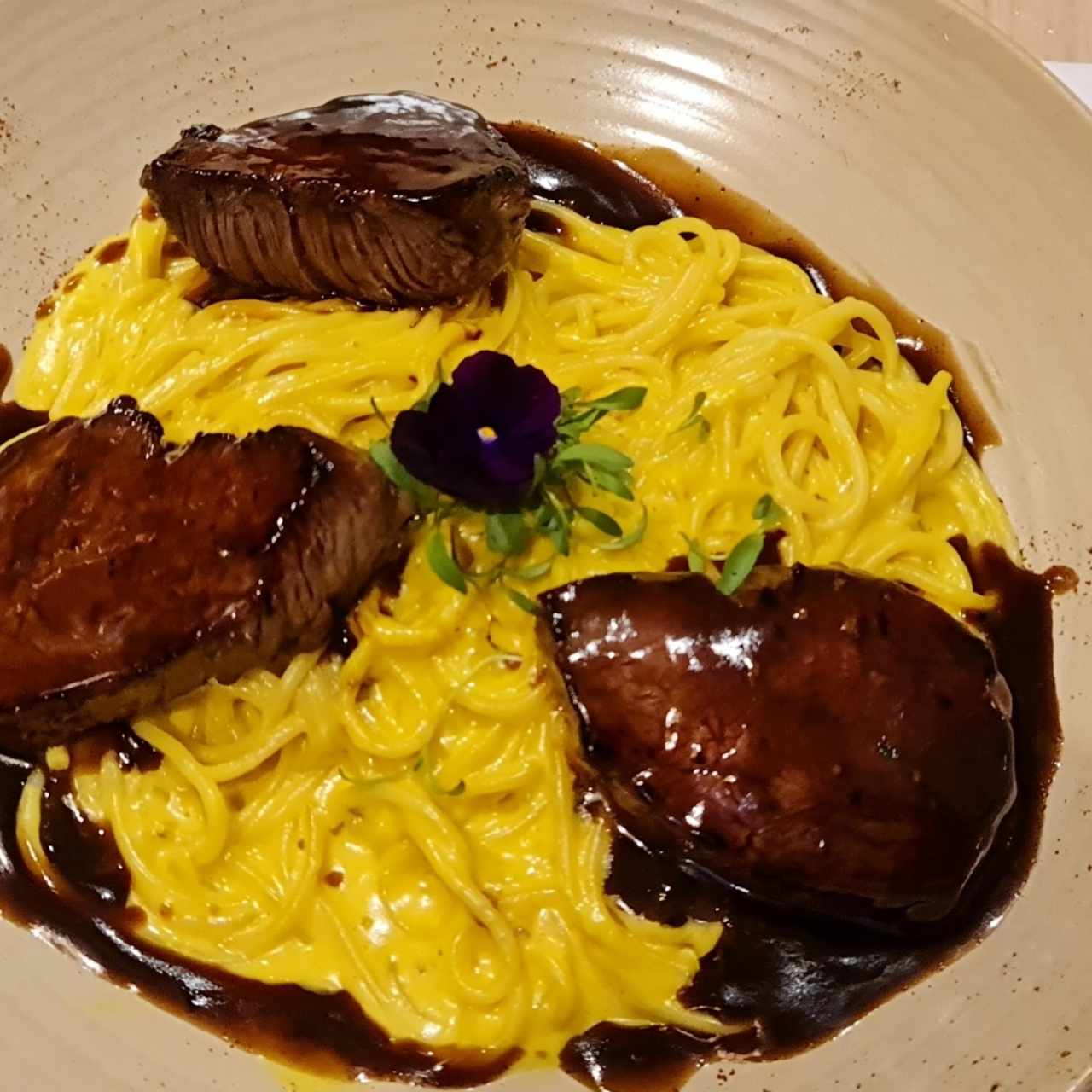 Tallarín en salsa Huancaína con Filete de Res