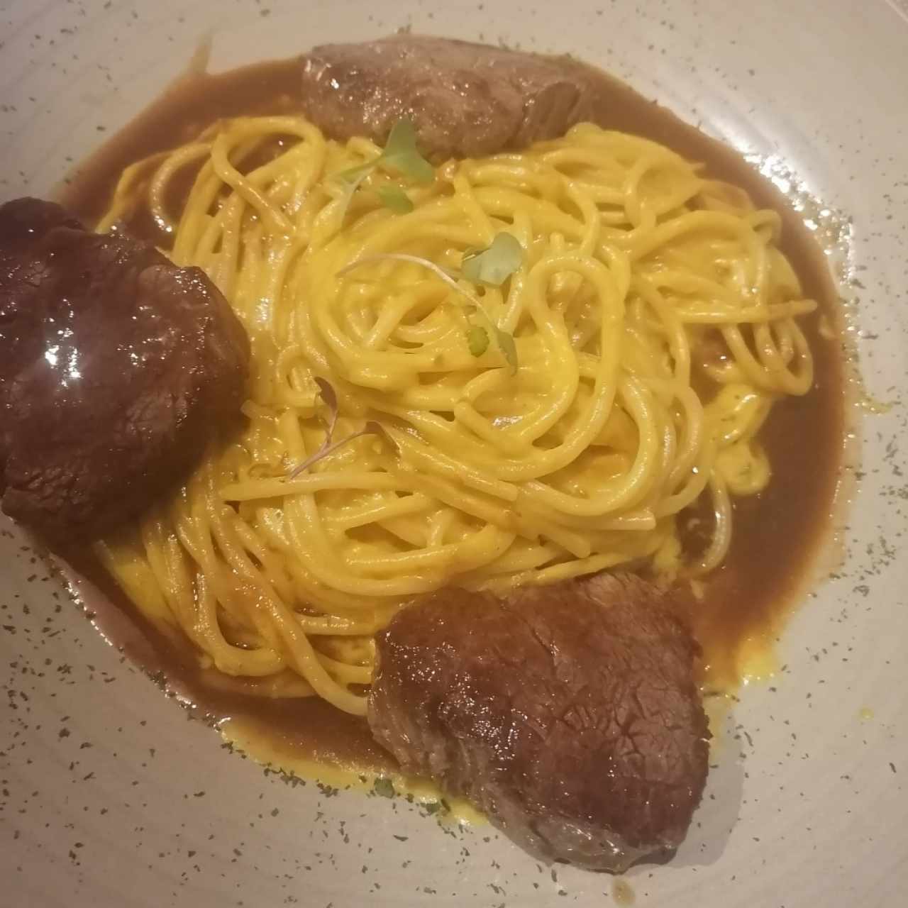 Tallarín en salsa Huancaína con Filete de Res