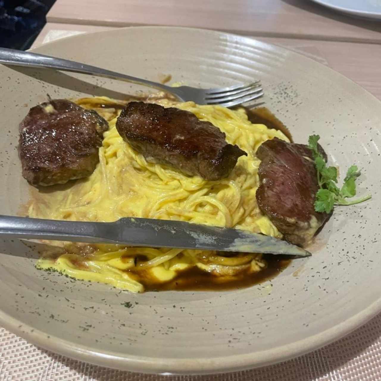 Tallarín en salsa Huancaína con Filete de Res