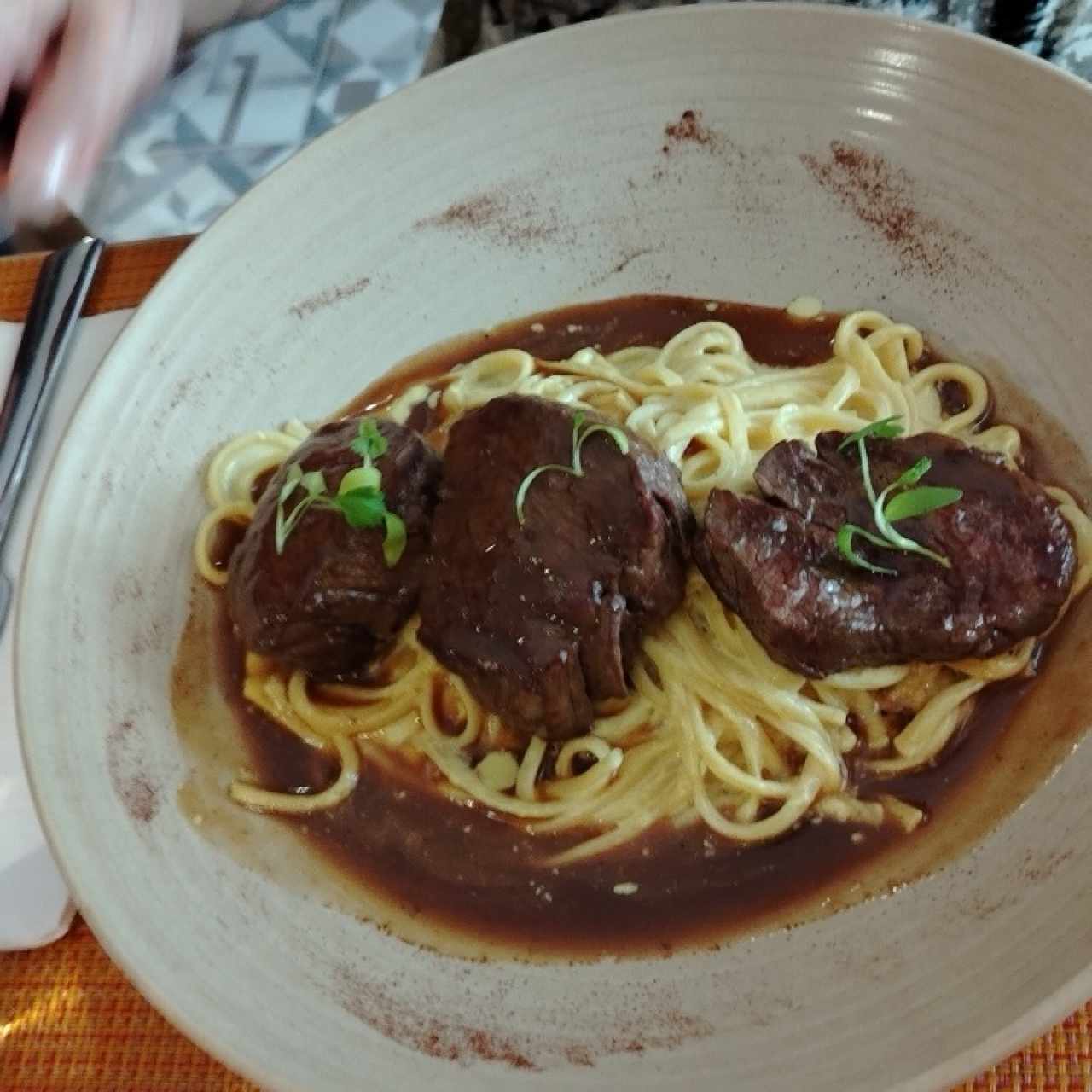 Tallarín en salsa Huancaína con Filete de Res