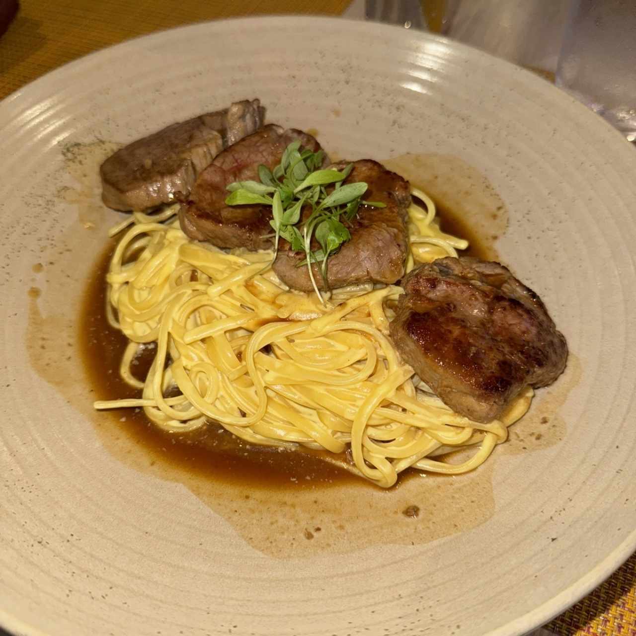 Tallarín en salsa Huancaína con Filete de Res