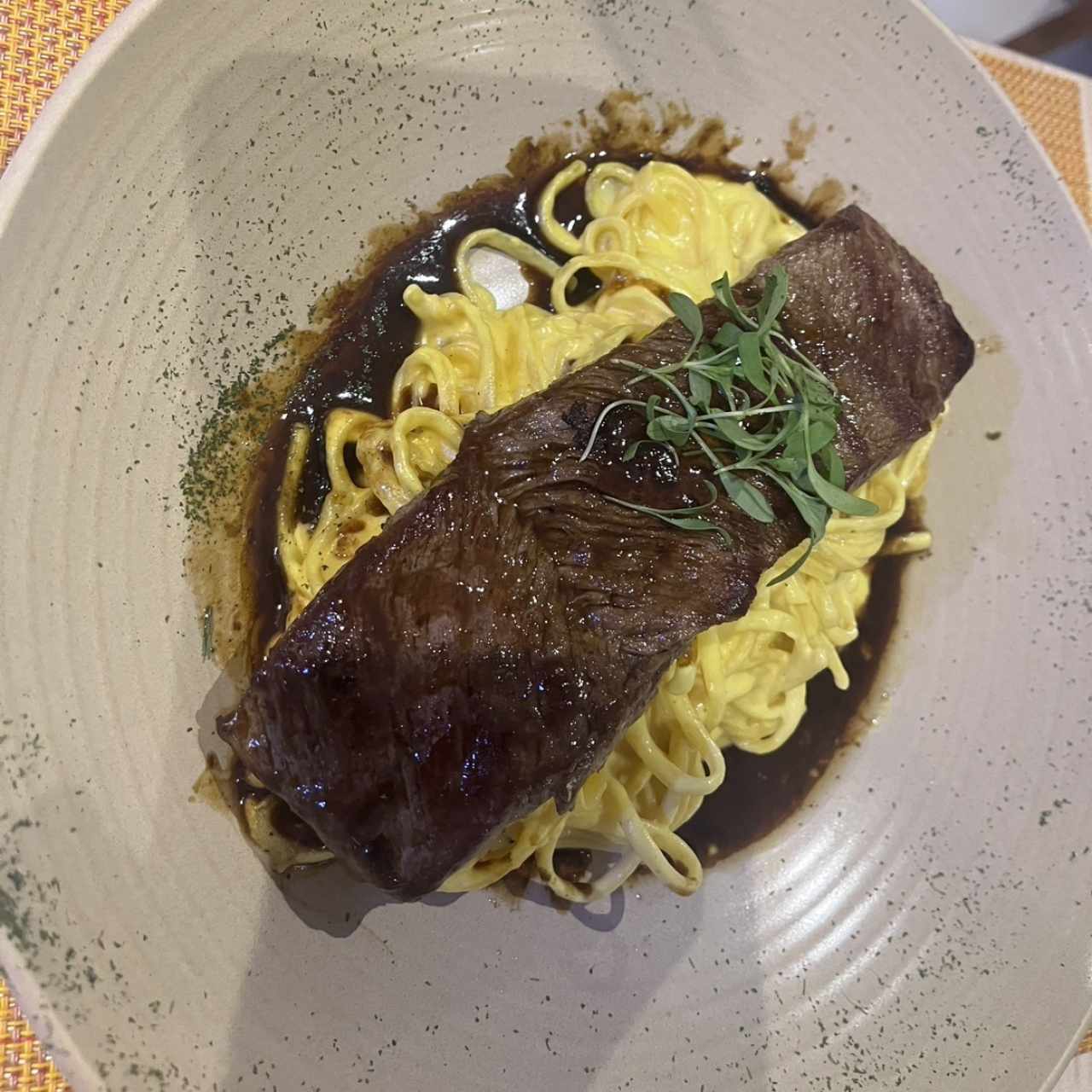 Tallarín en salsa Huancaína con Filete de Res