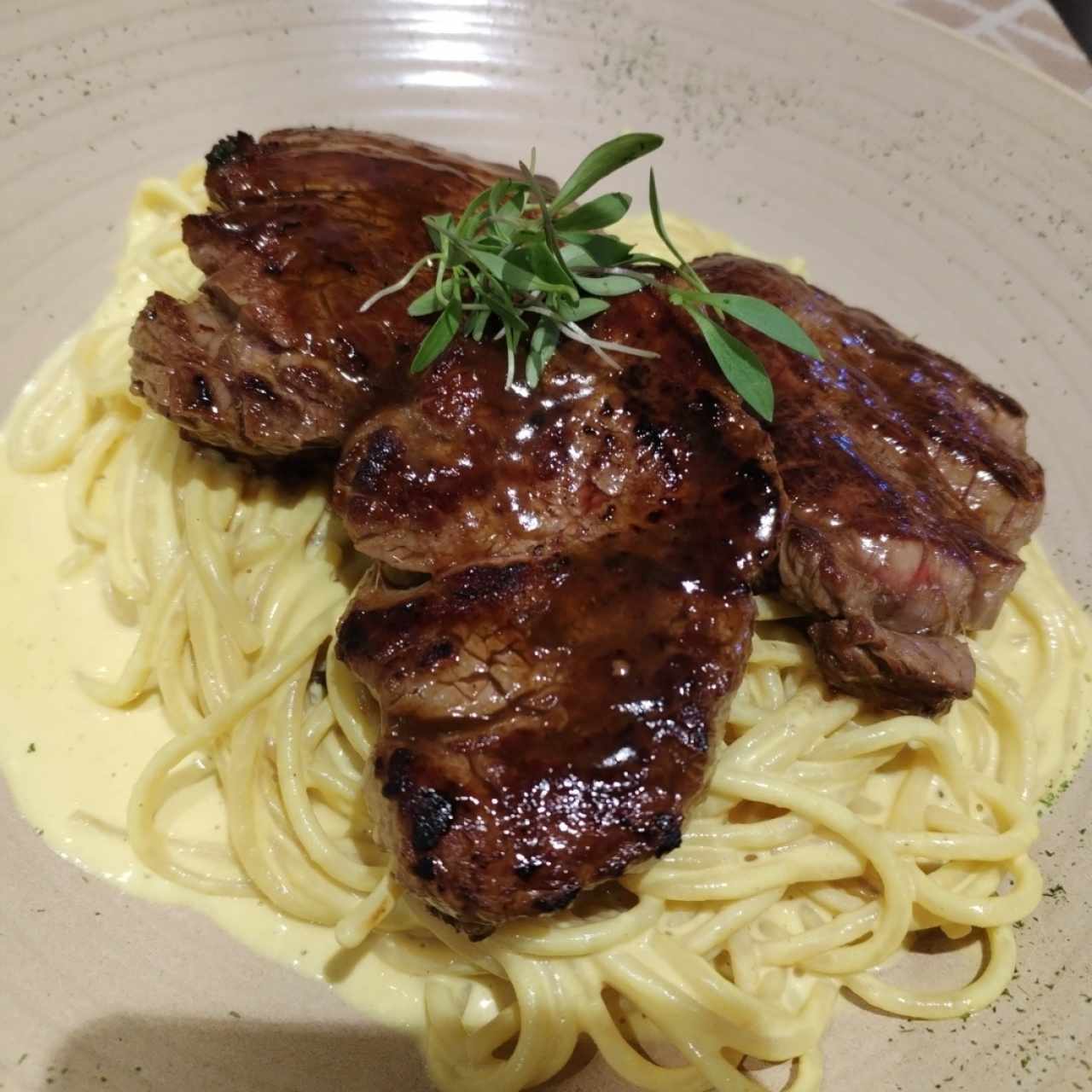 Tallarín en salsa Huancaína con Filete de Res