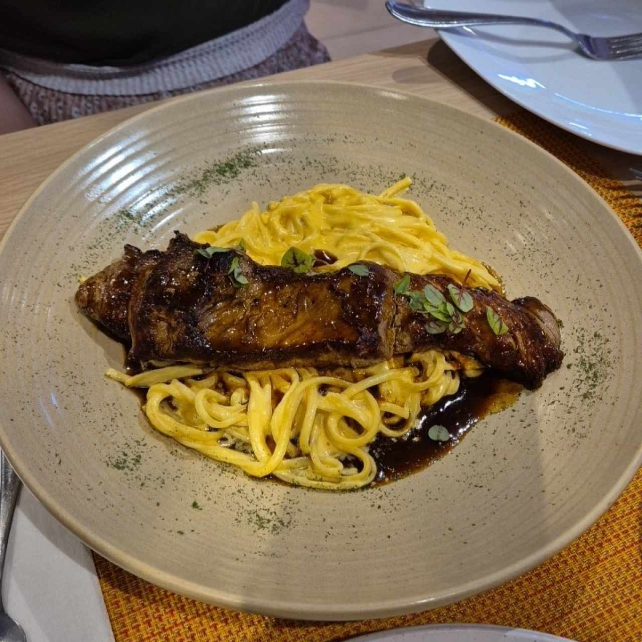 Tallarín en salsa Huancaína con Filete de Res