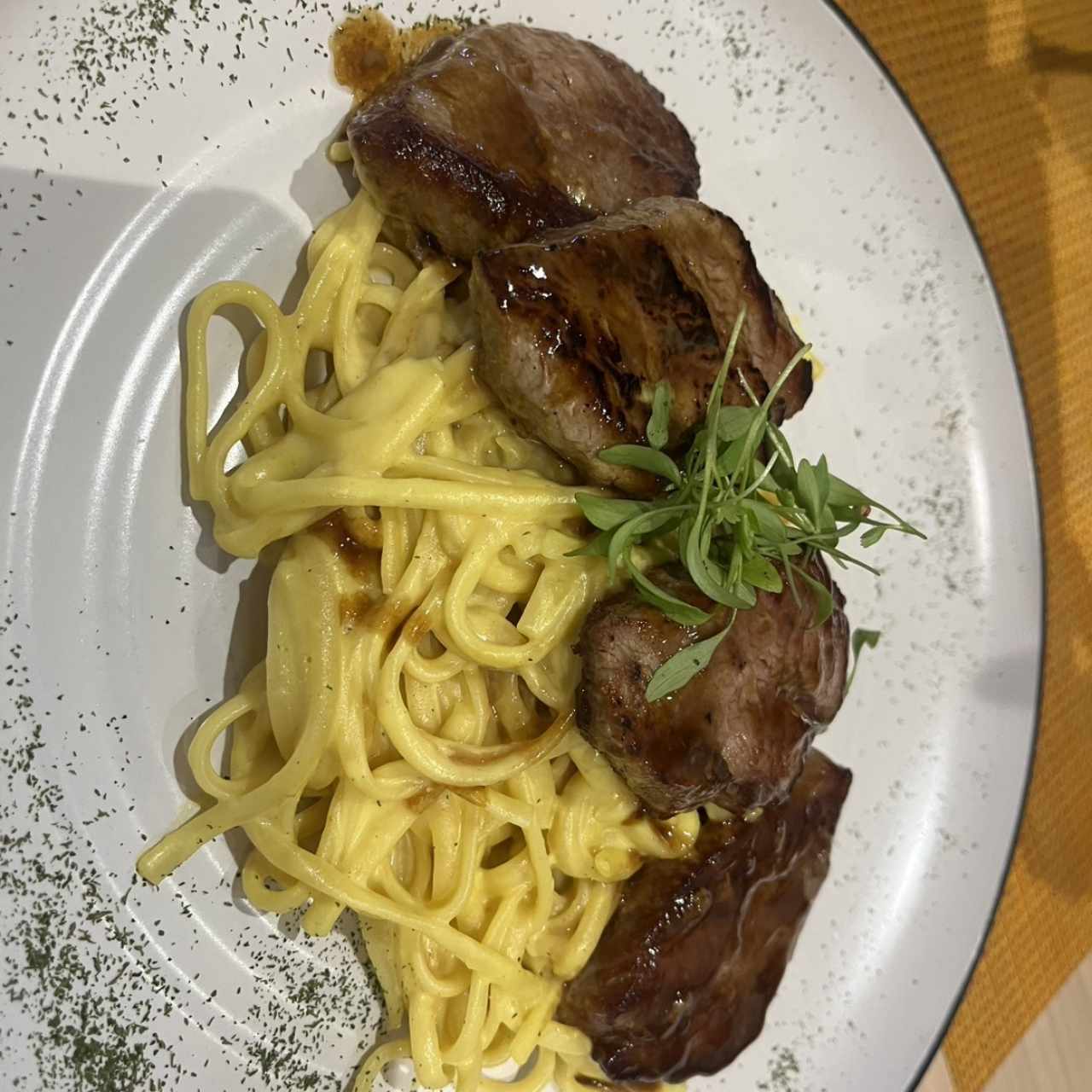 Tallarín en salsa Huancaína con Filete de Res