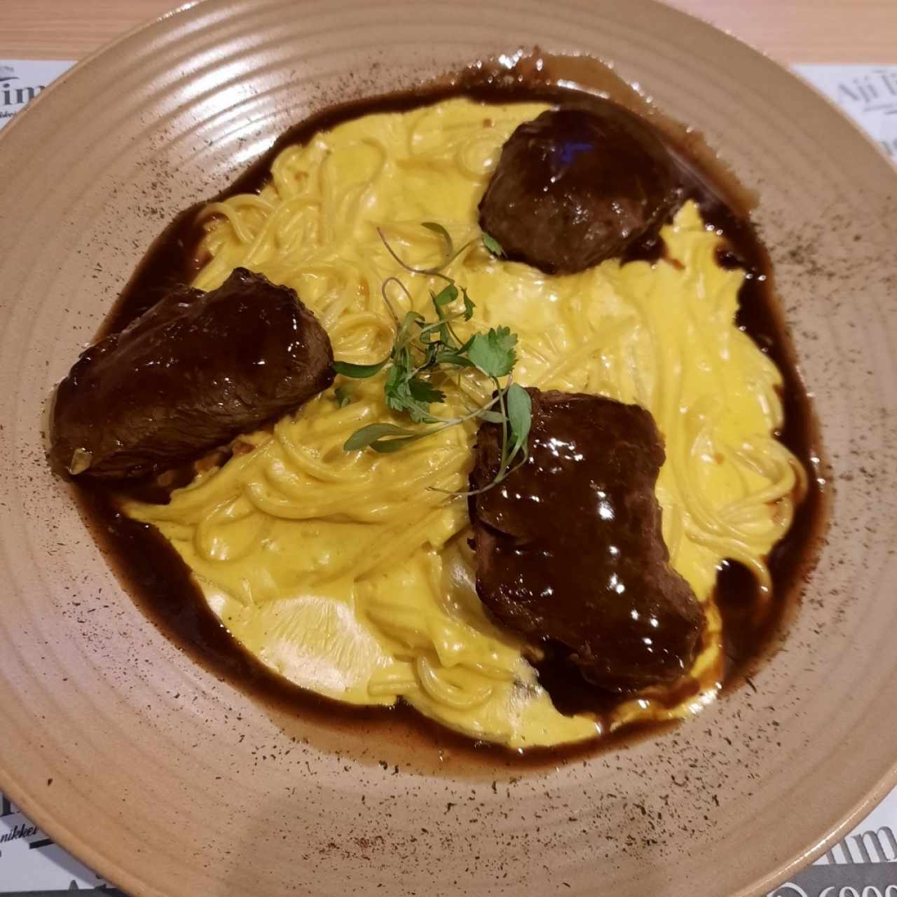 Tallarín en salsa Huancaína con Filete de Res