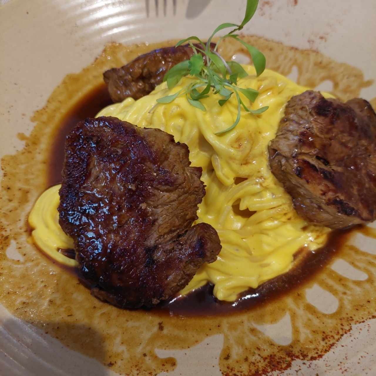 Tallarín en salsa Huancaína con Filete de Res