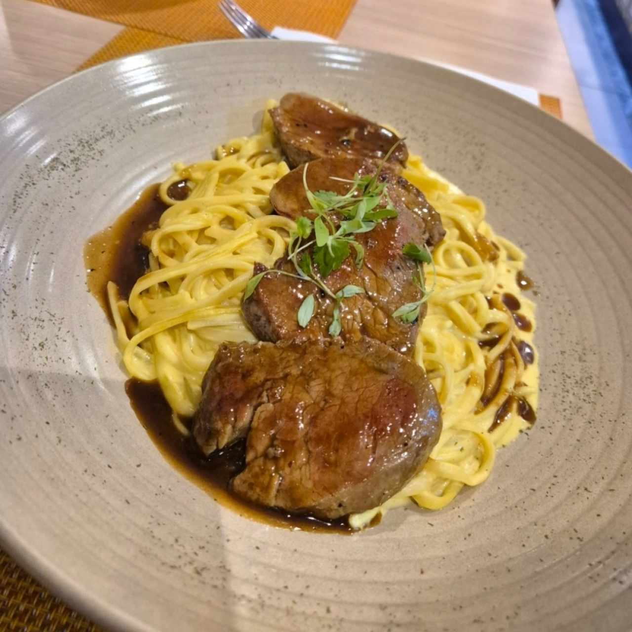Tallarín en salsa Huancaína con Filete de Res