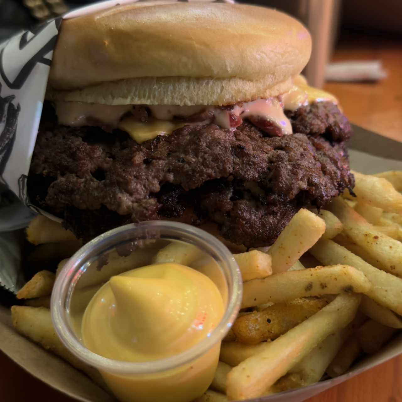 Combo - Bewy burger, papas, soda 355 ml