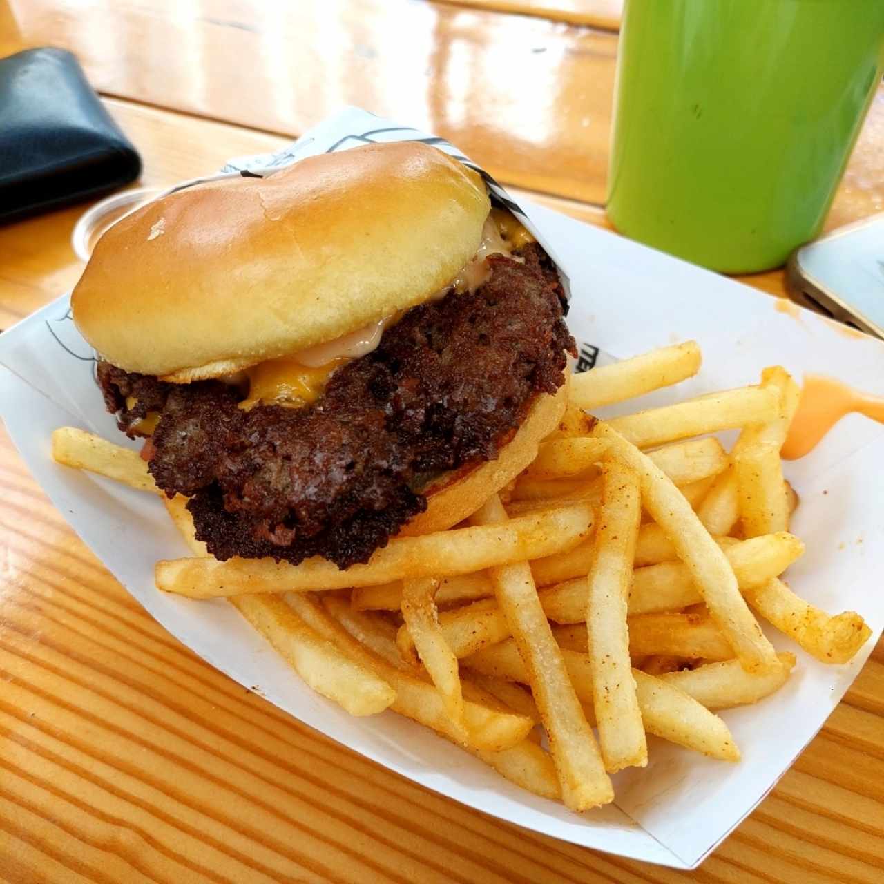 Combo - Bewy burger, papas, soda 355 ml