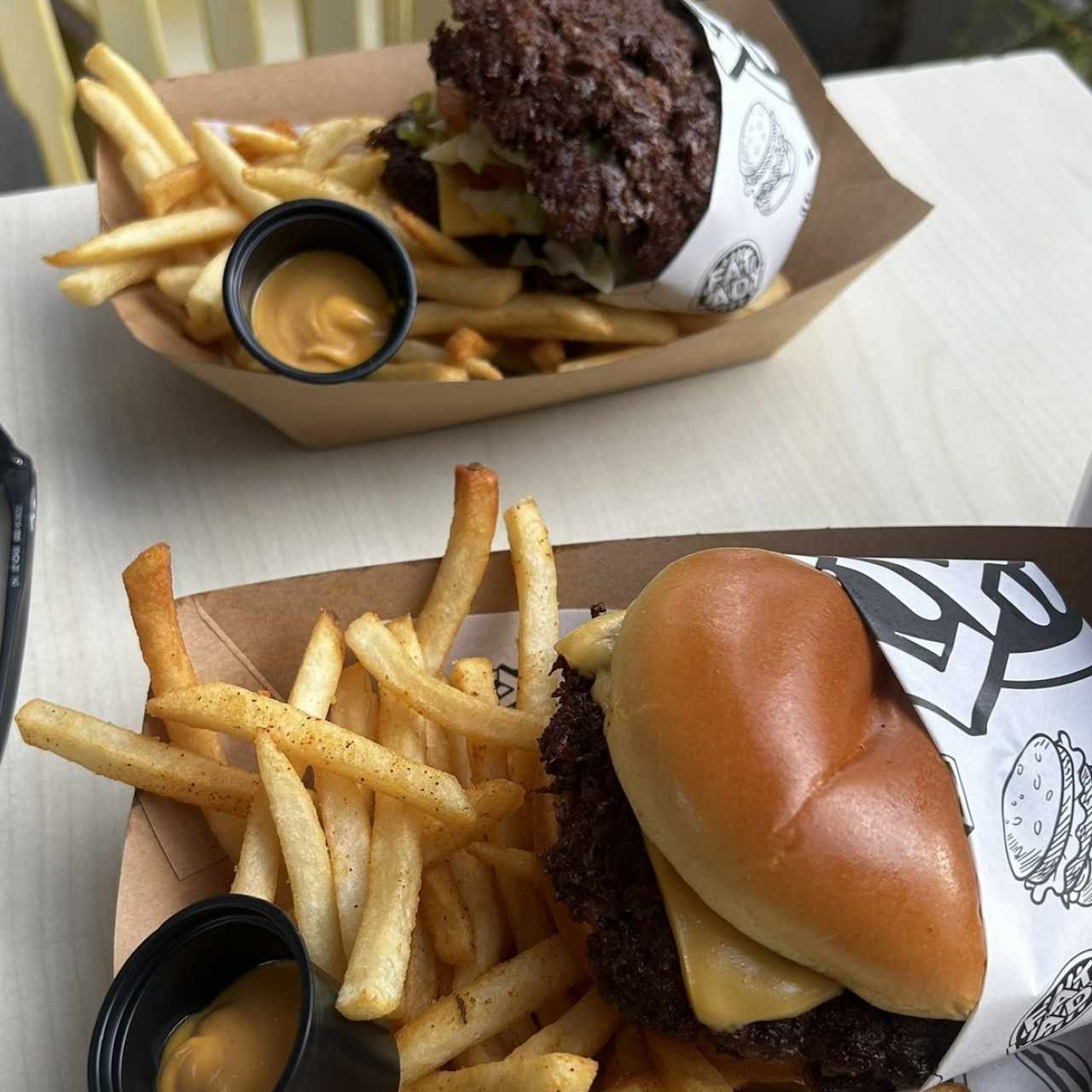 Combo - Bewy burger, papas, soda 355 ml