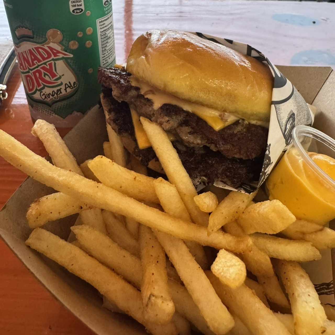 Combo - Bewy burger, papas, soda 355 ml