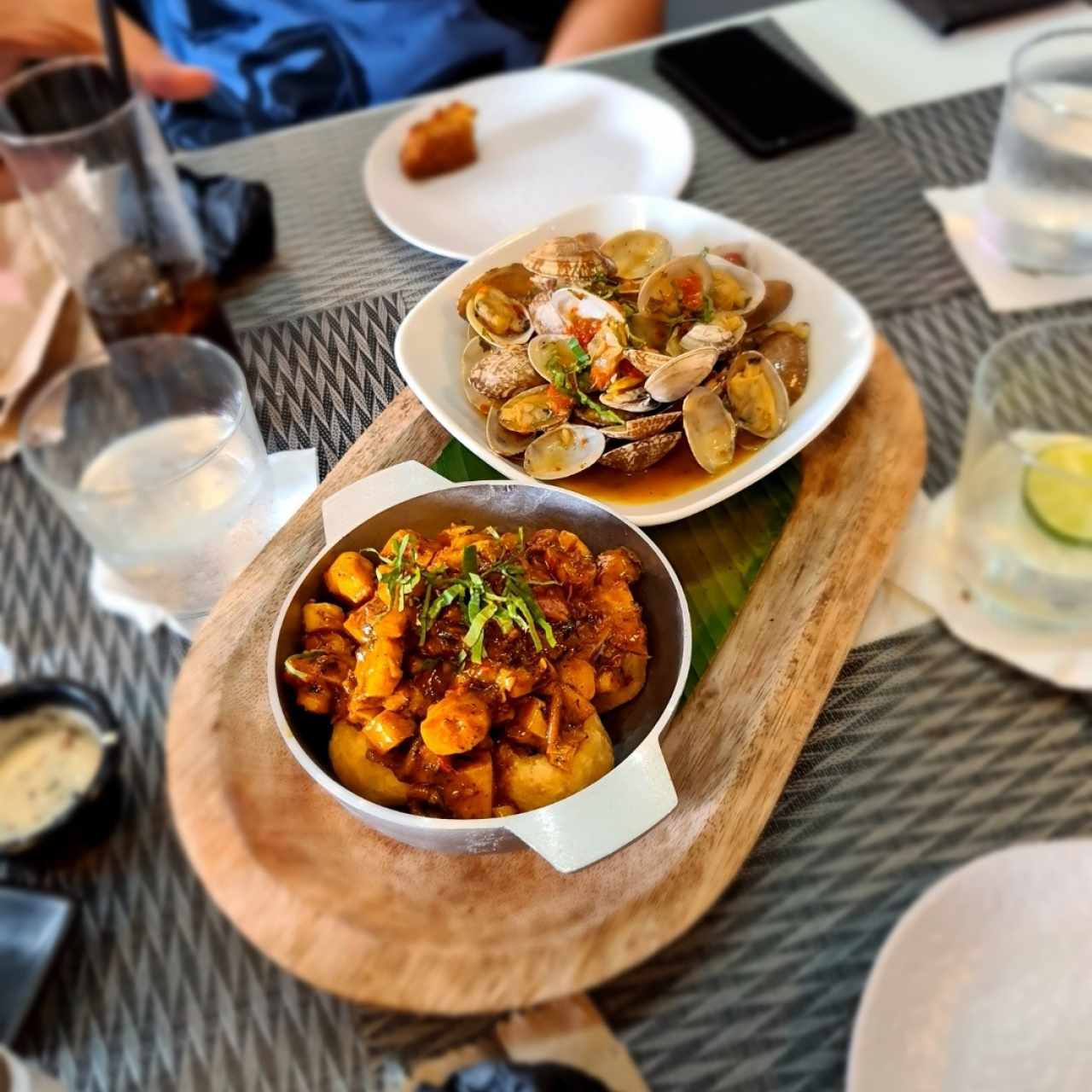 carimañola con coco al curry y almejas al ajillo