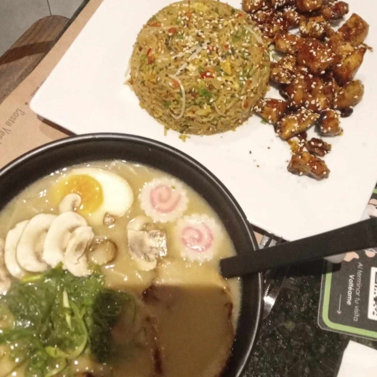 Sopa ramen y yakimeshi de pollo