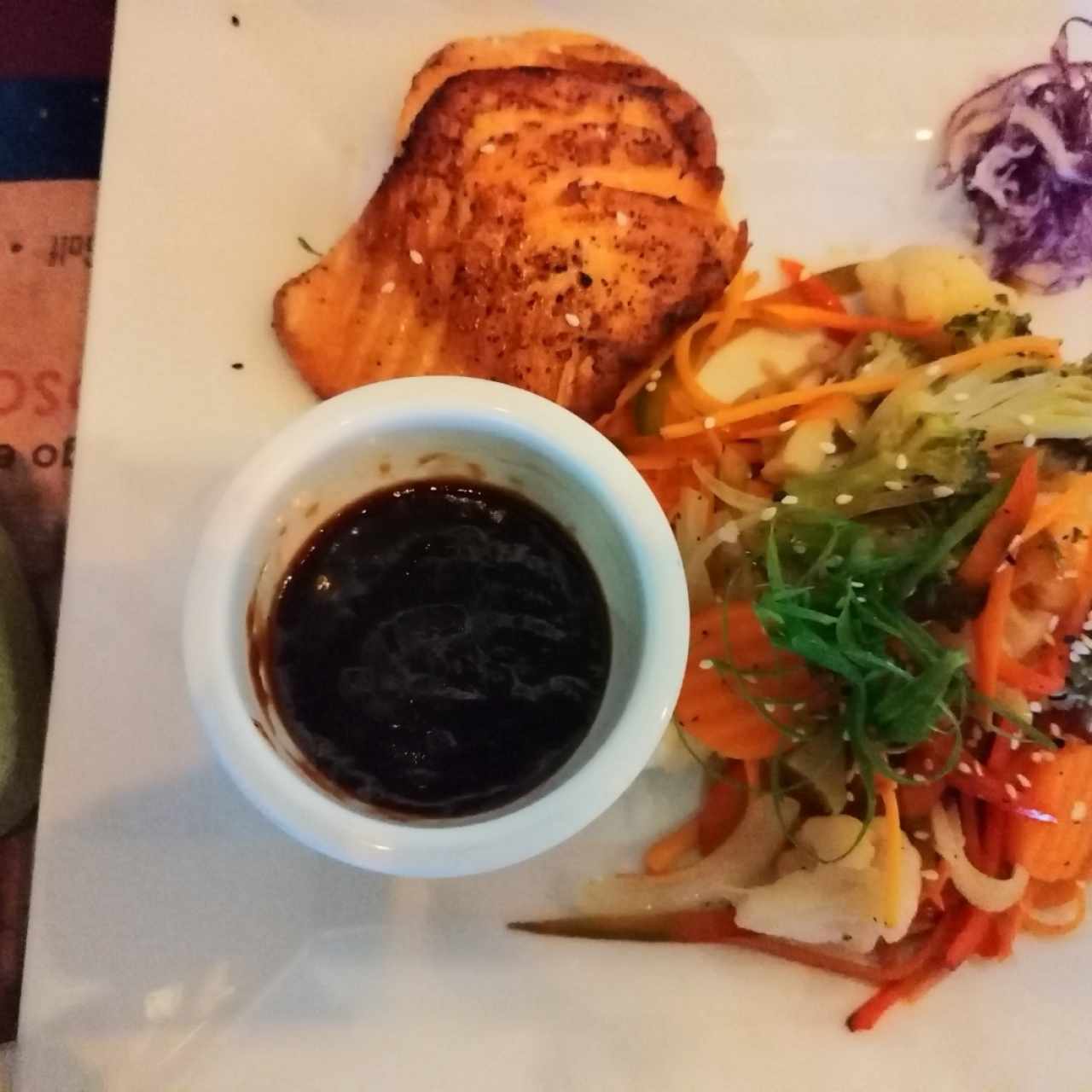salmón con ensalada salteada
