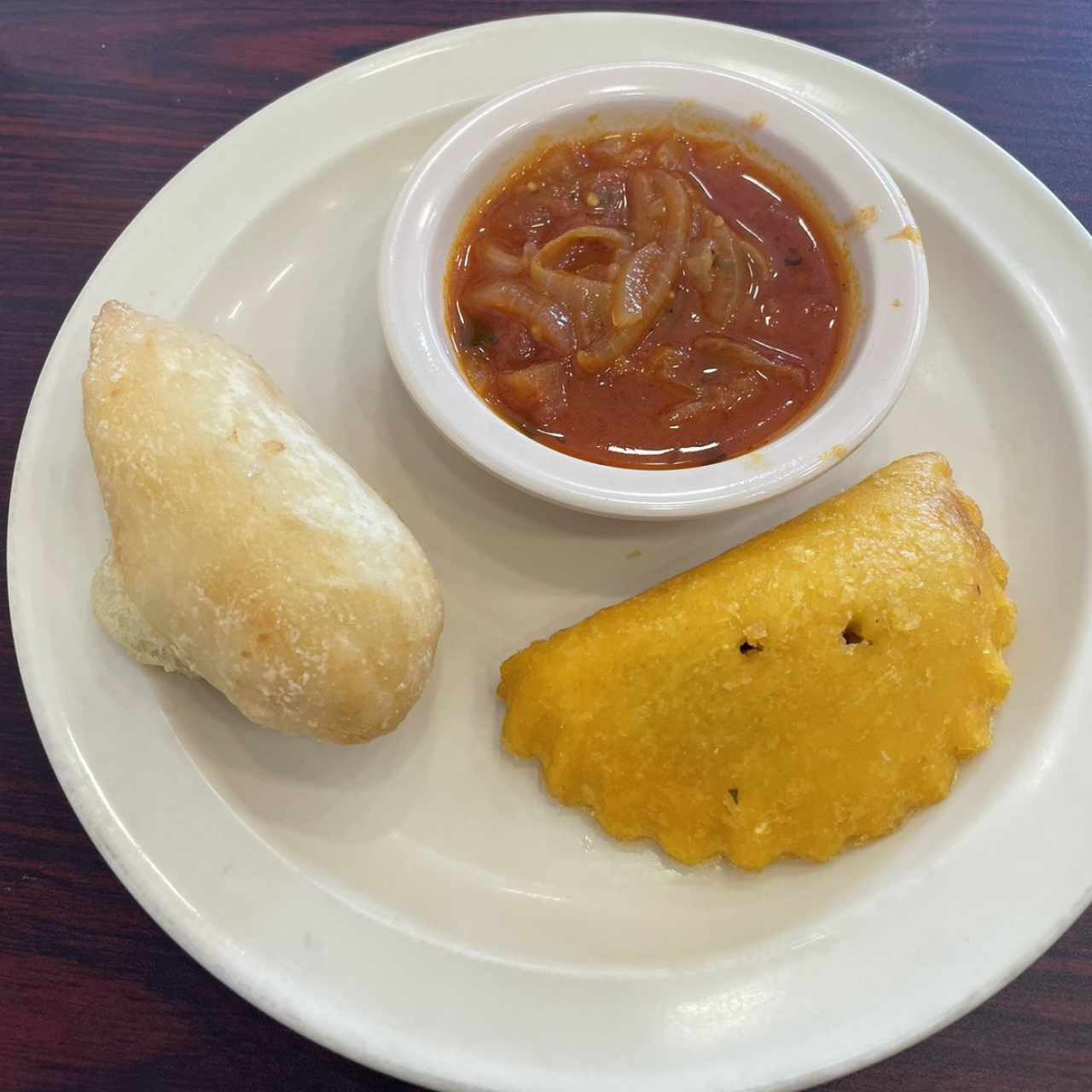 Carimañola de carne y empanada de carne mechada (frituras)