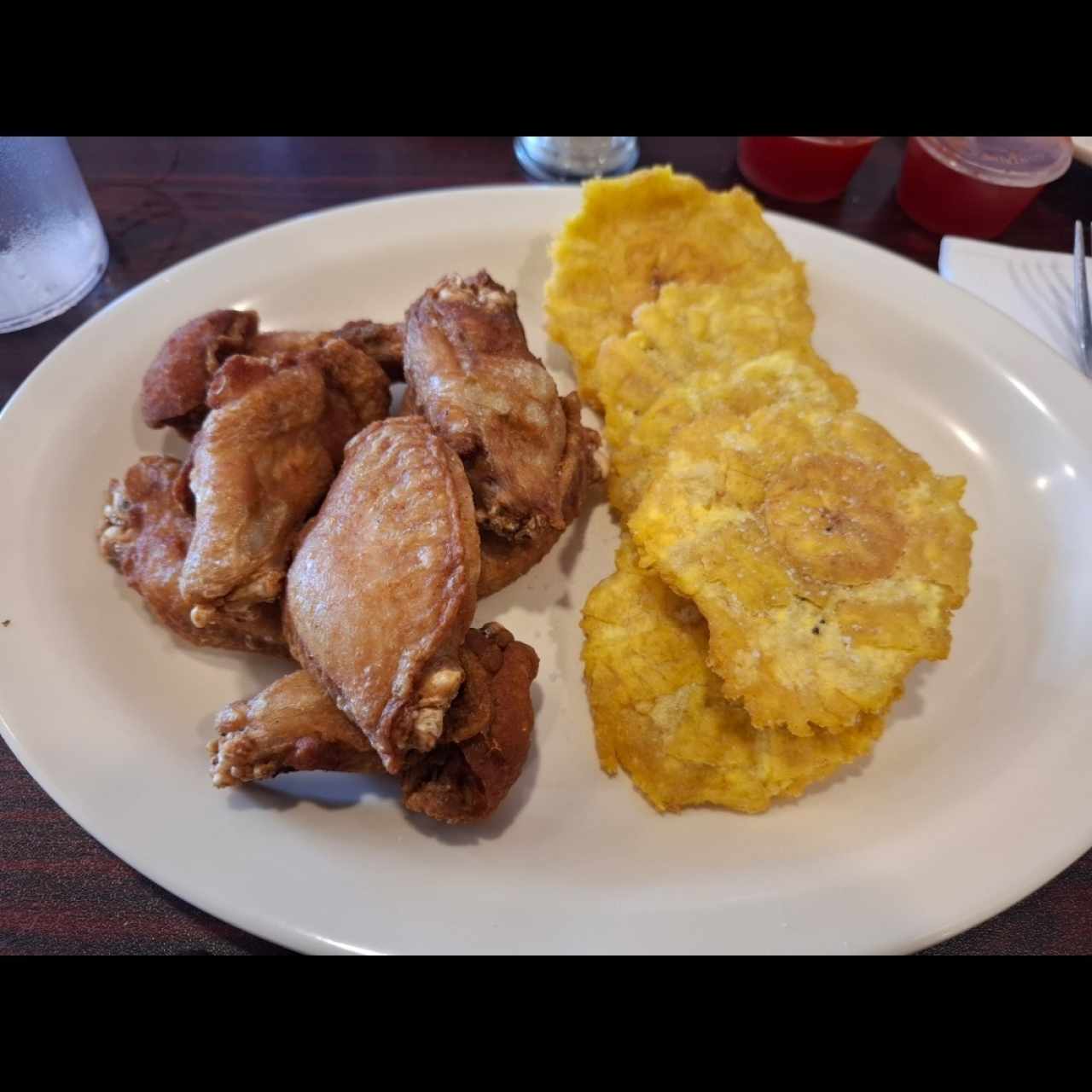 Patacones con alitas fritas