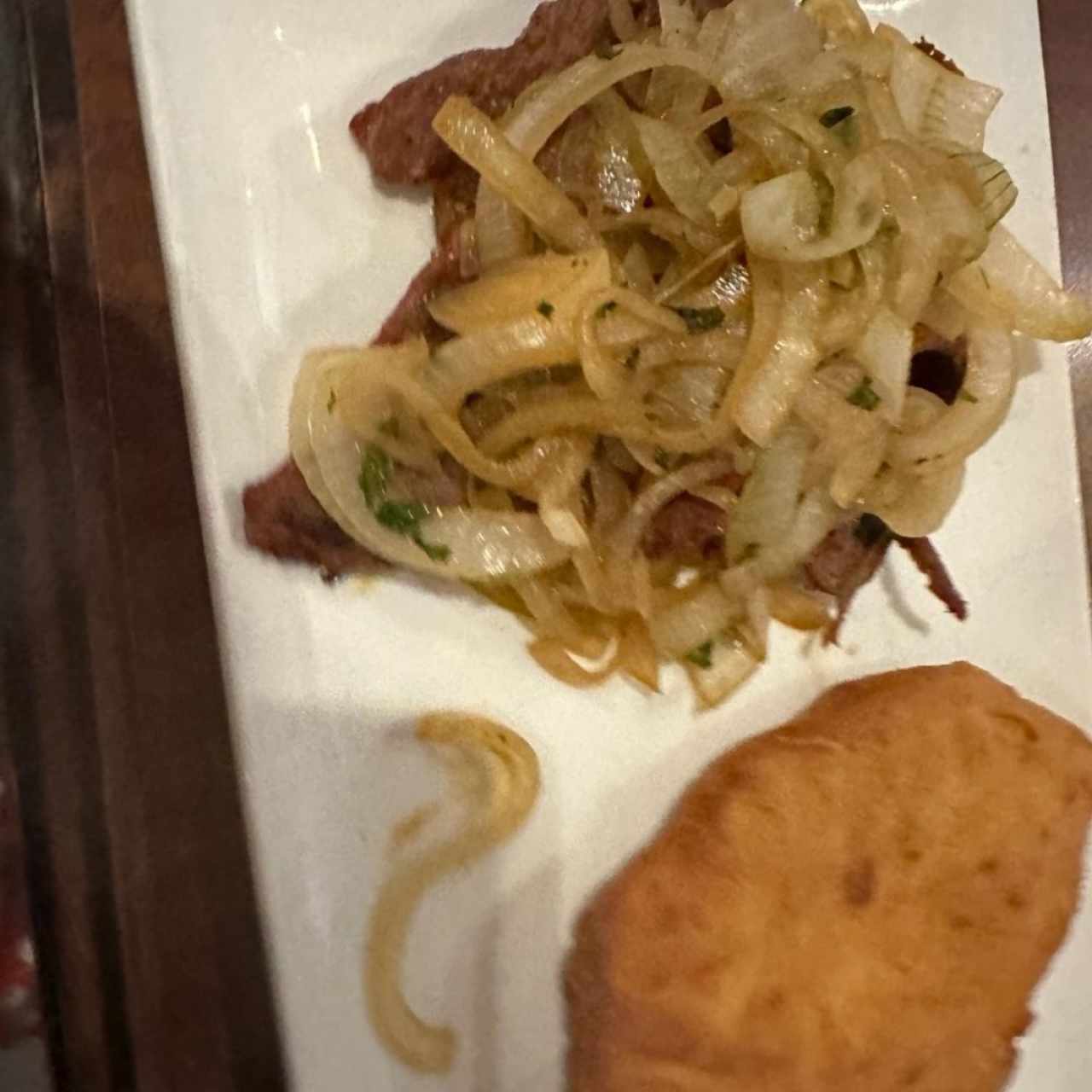 Especialidades - Bistec Picado encebollado y hojaldre 