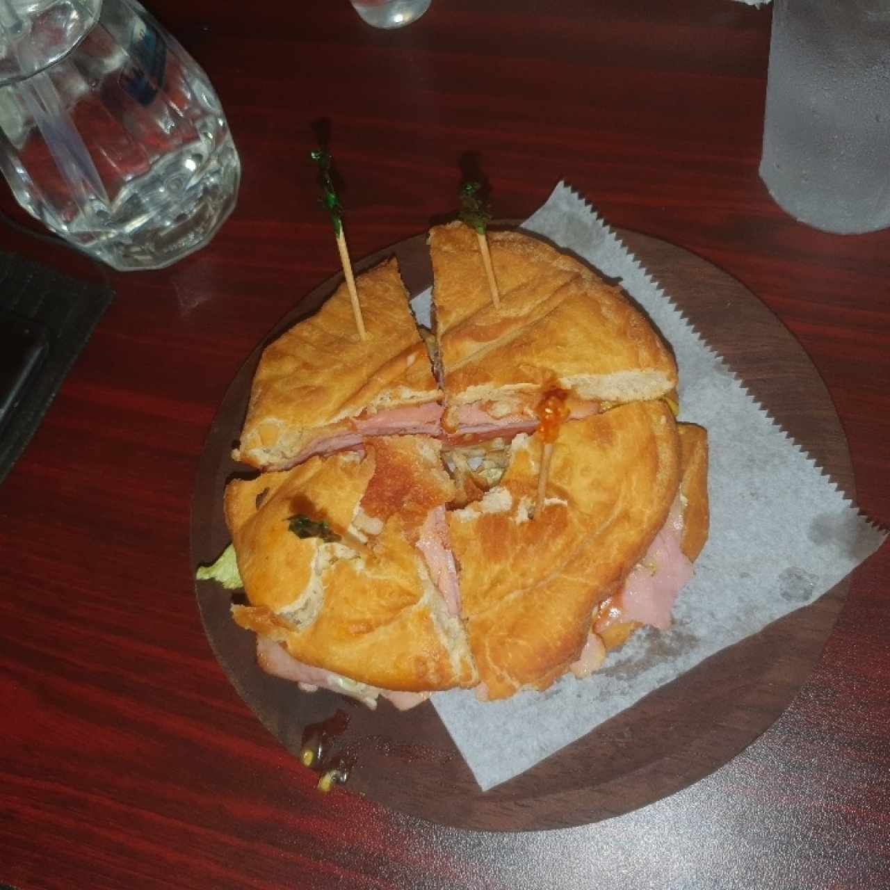 Emparedado de jamón en hojaldre