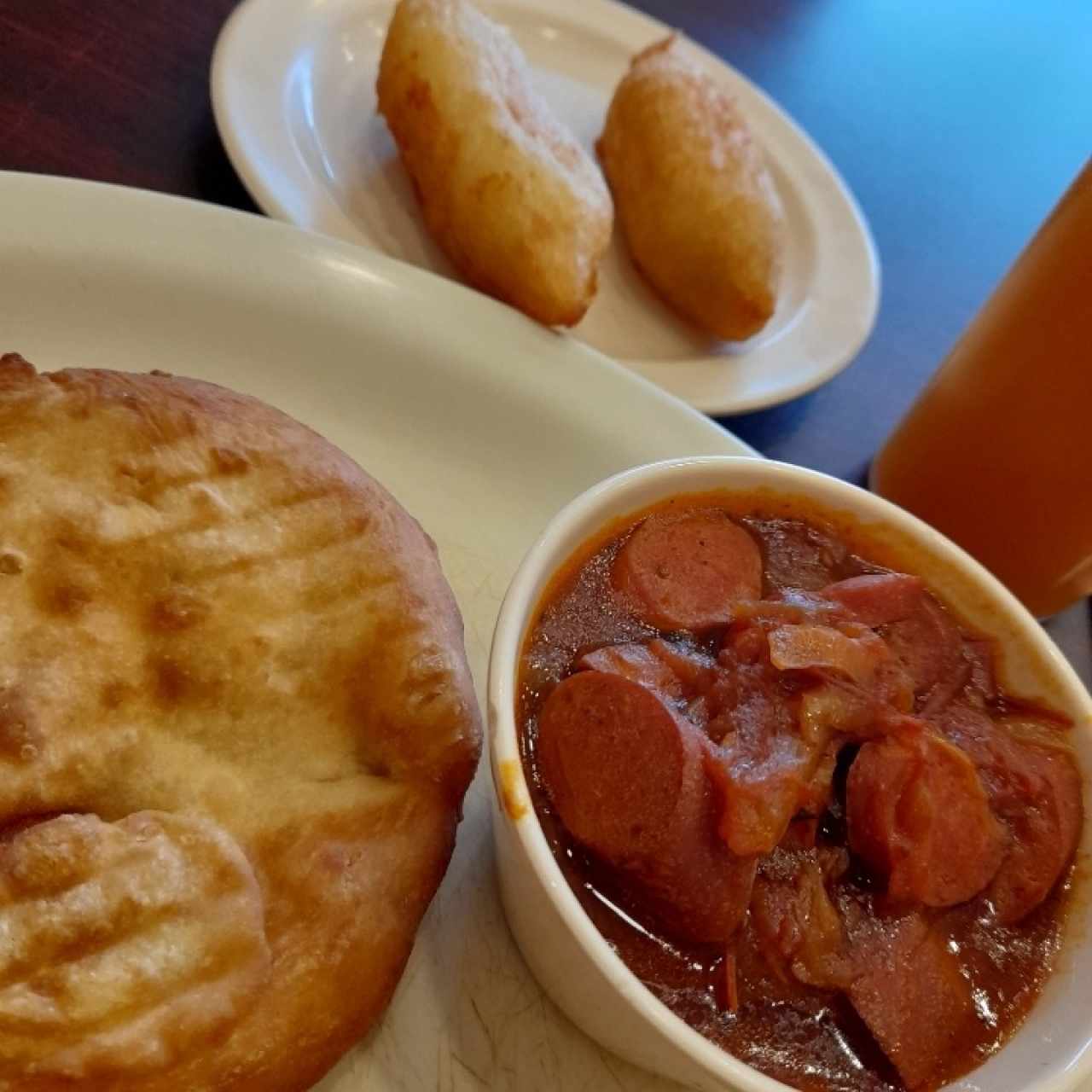 salchicha guisada, carimañolas y jugo de limón con raspadura.