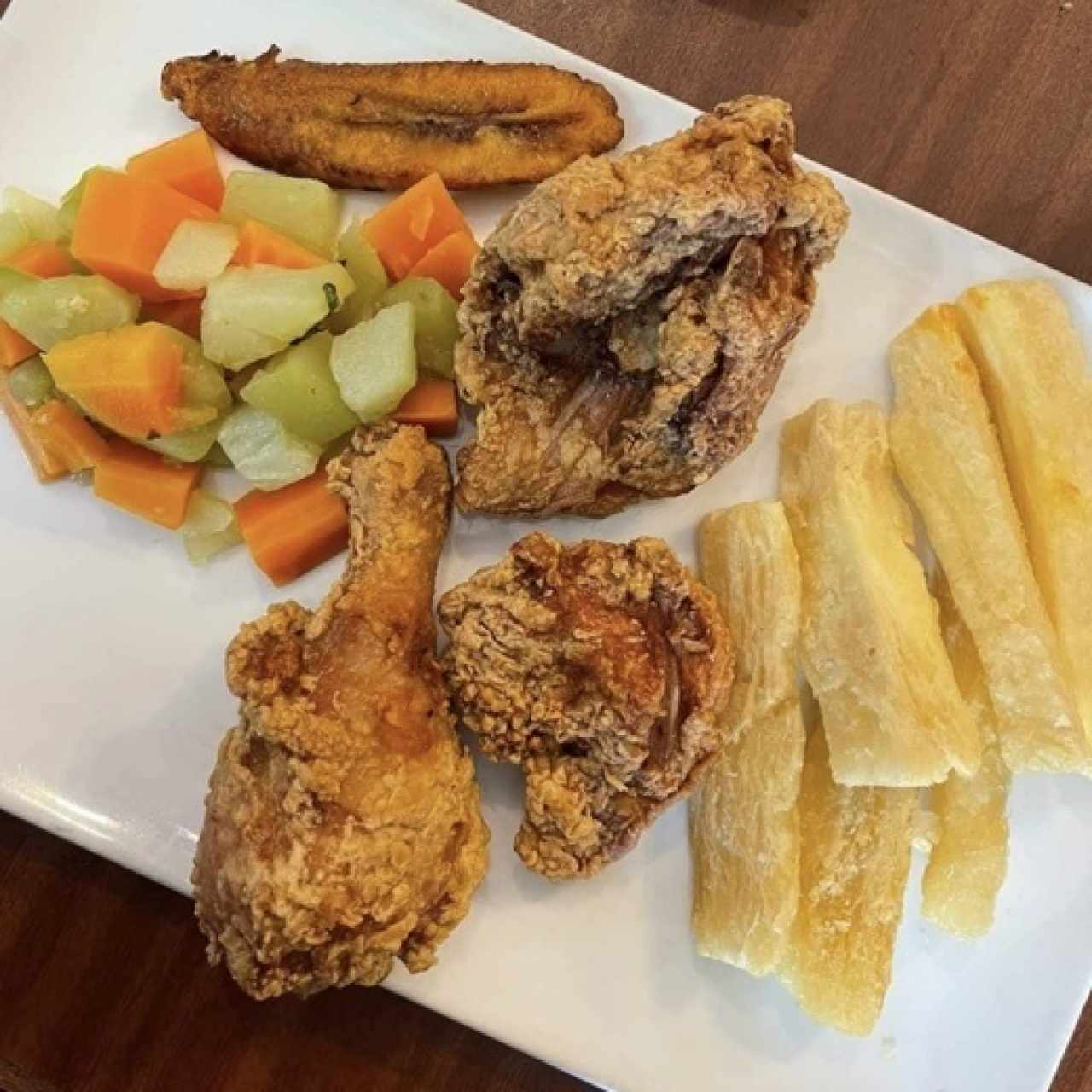 Pollo frito con yuca