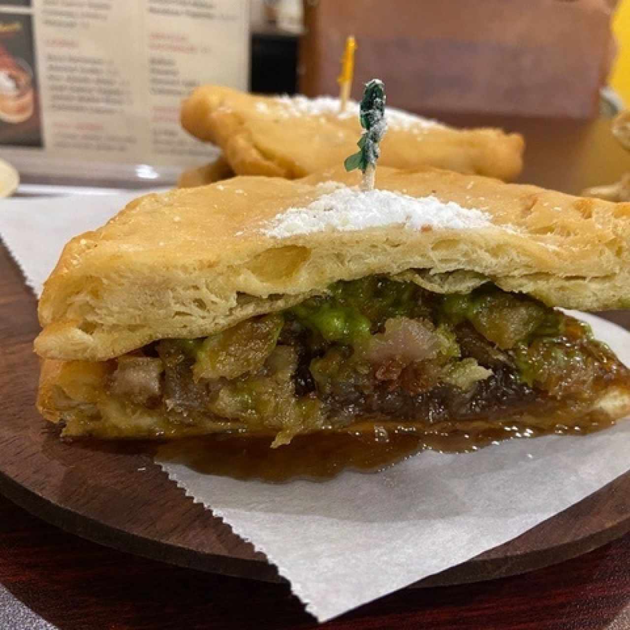 Enparedado de chicharron en hojaldre