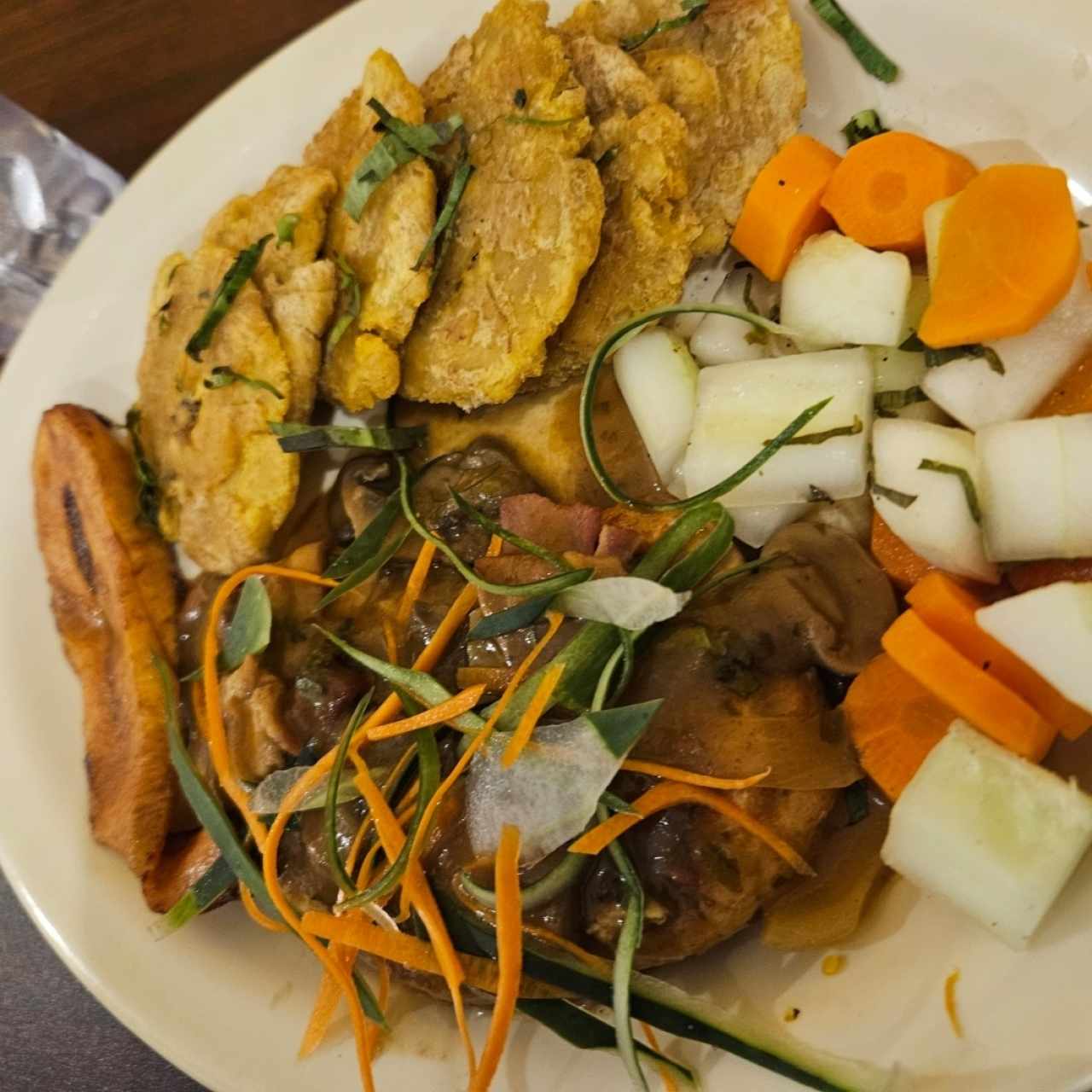 Pollo En Salsa De Hongos Y Tocino
