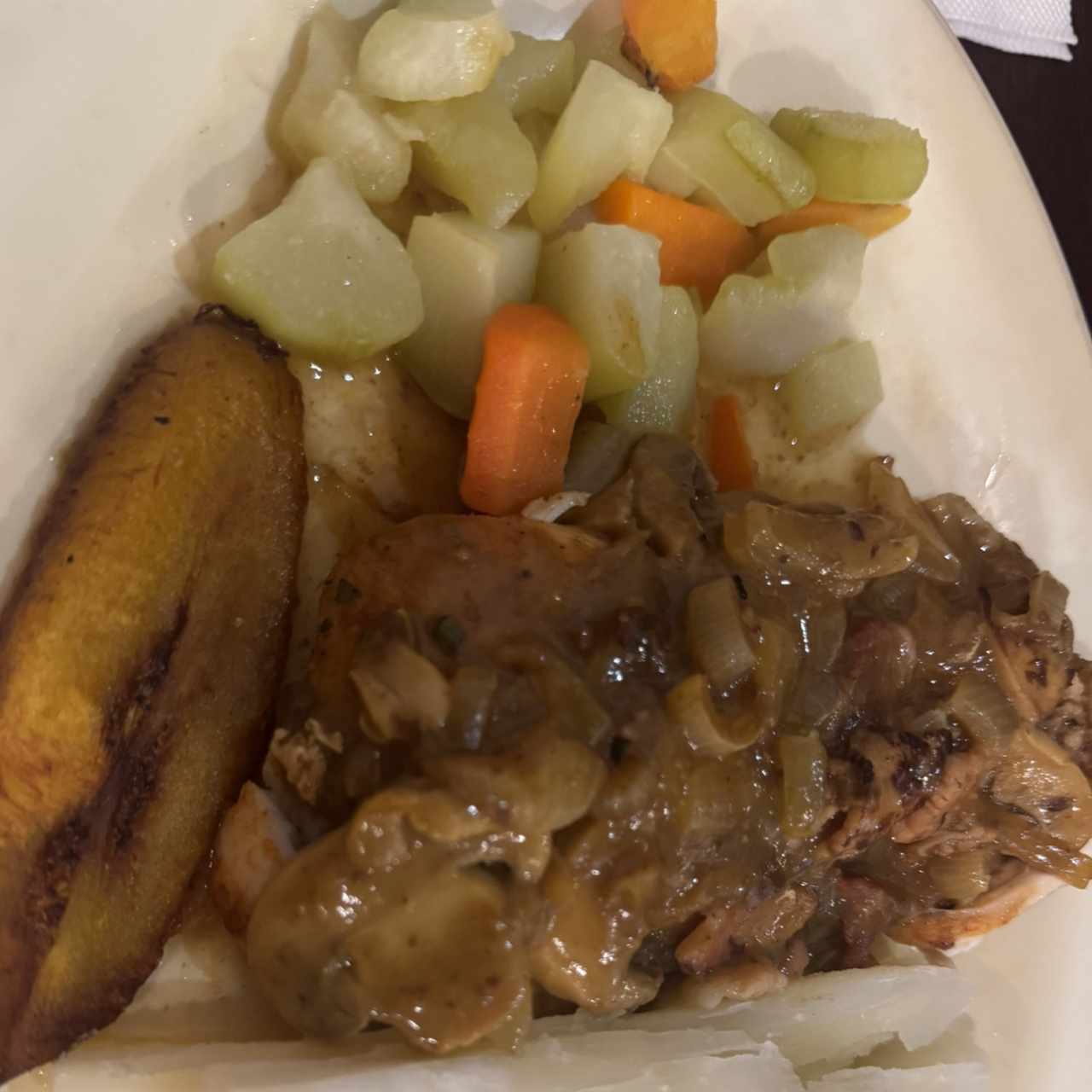 Pollo En Salsa De Hongos Y Tocino