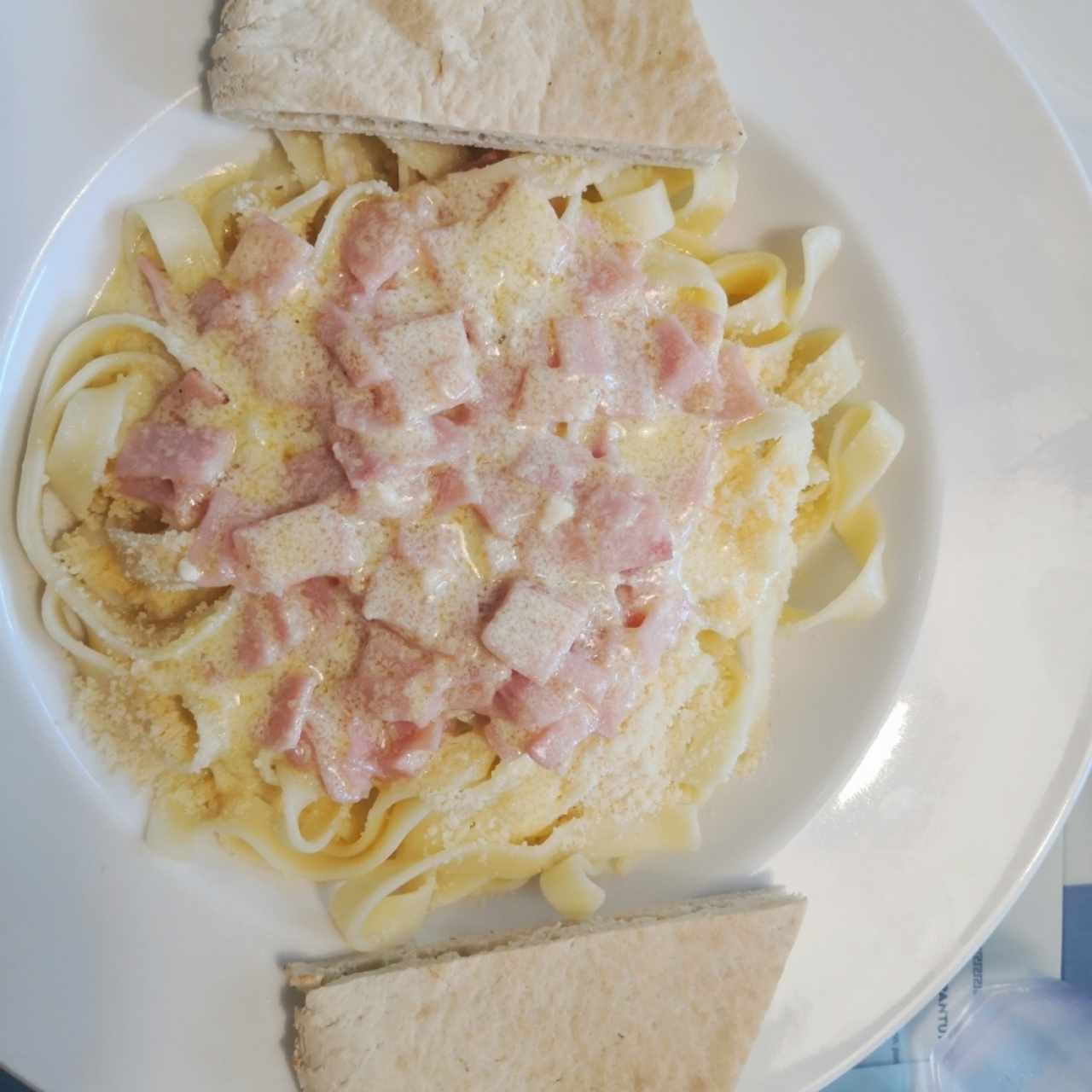 Fettuccine salsa blanca con jamón 