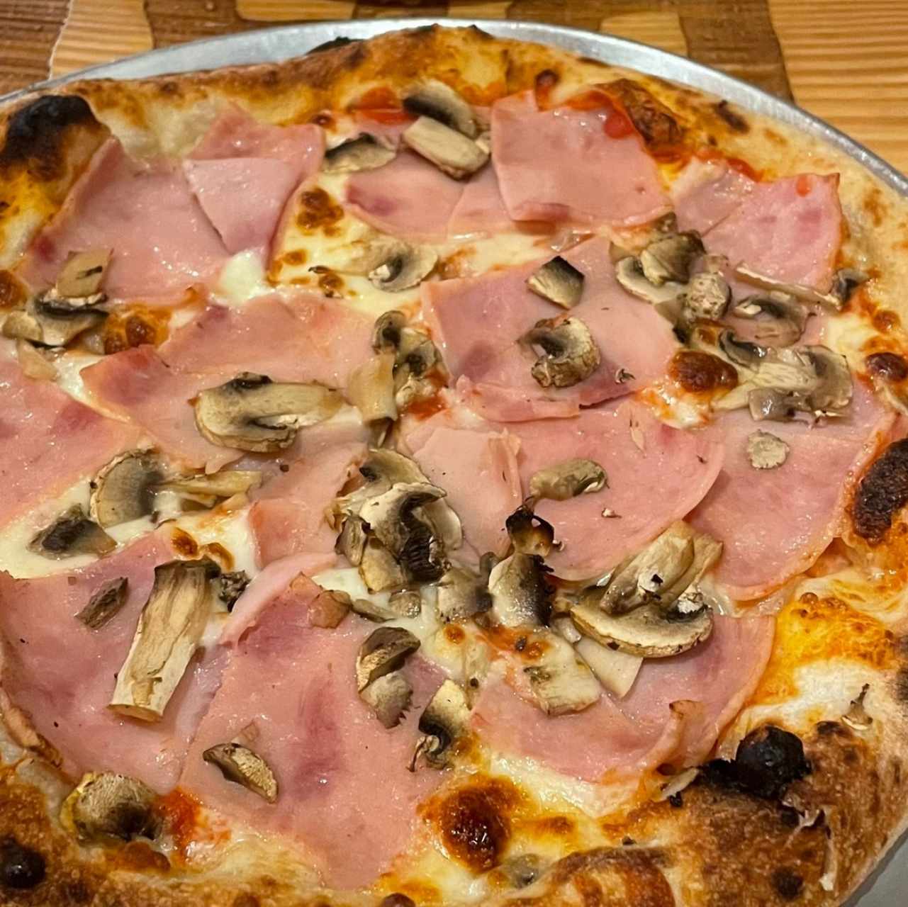 Pizza de jamón y hongos 