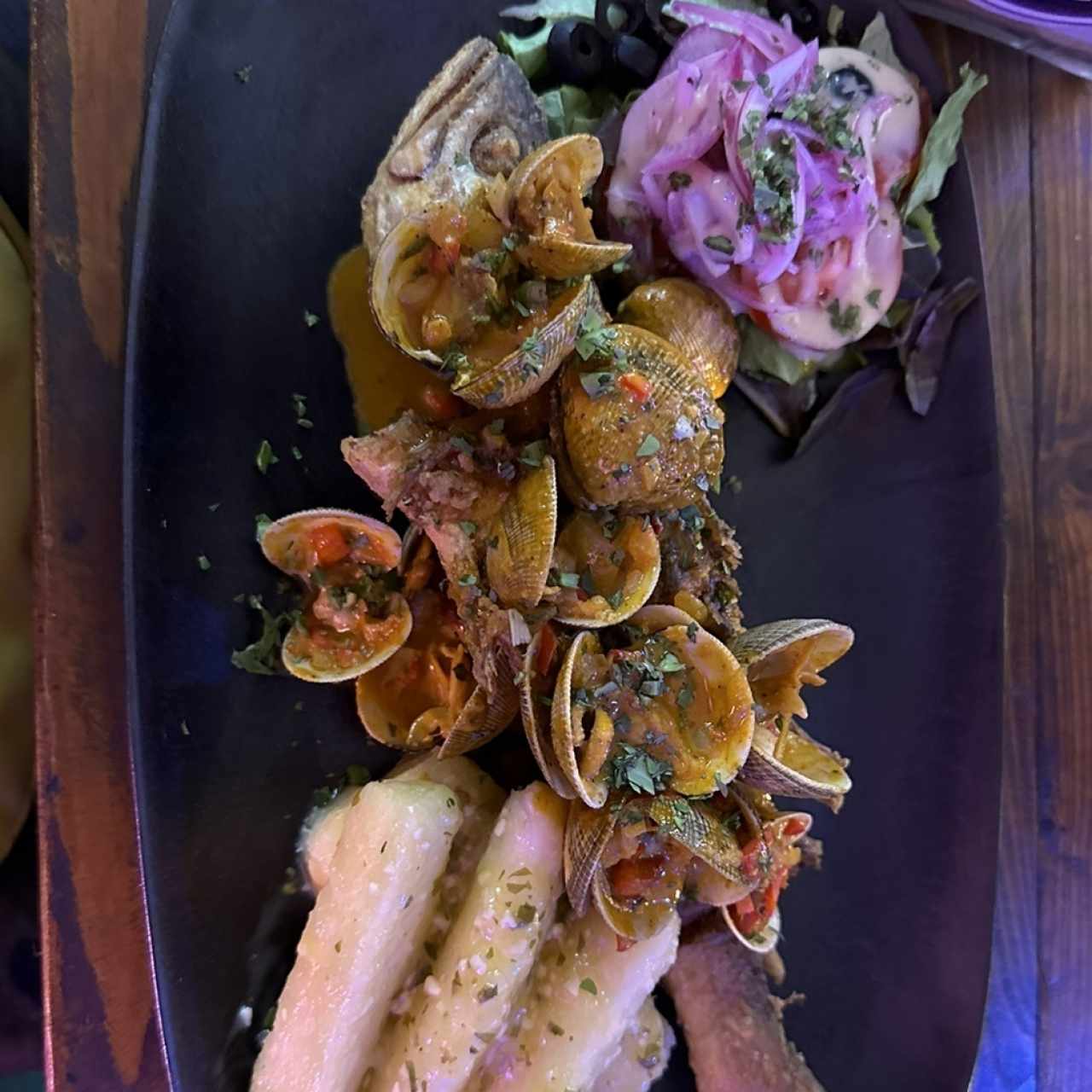 Corvina frita con almejas 