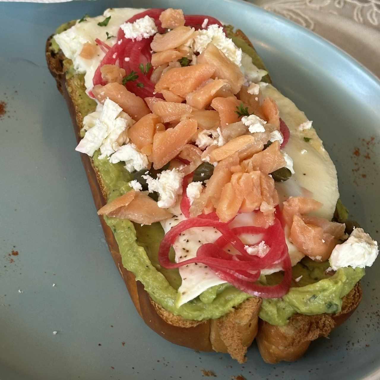 Avotoast de huevo y salmon 