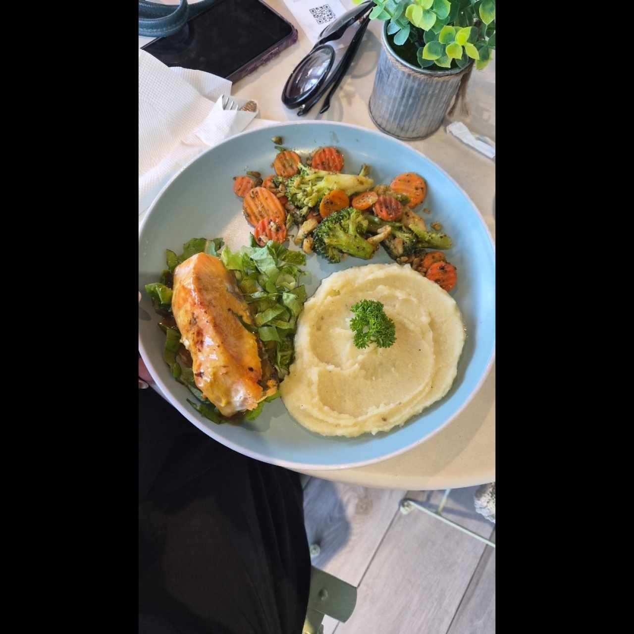 Salmón con vegetales y pure salteado