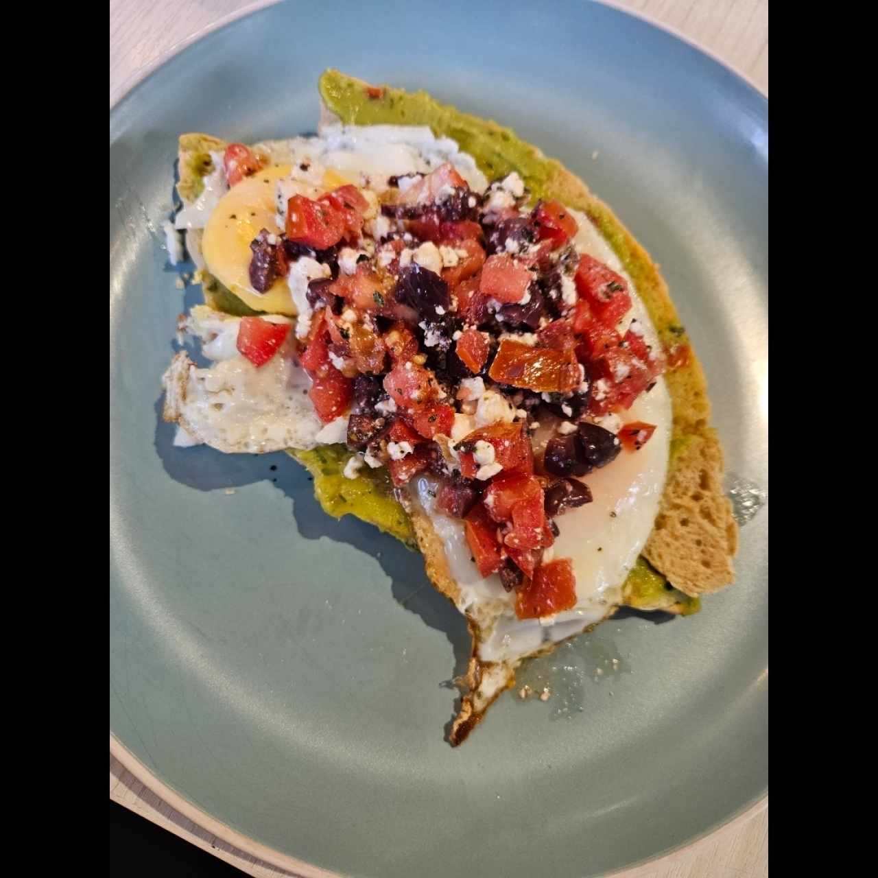 avocado toast mediterraneo