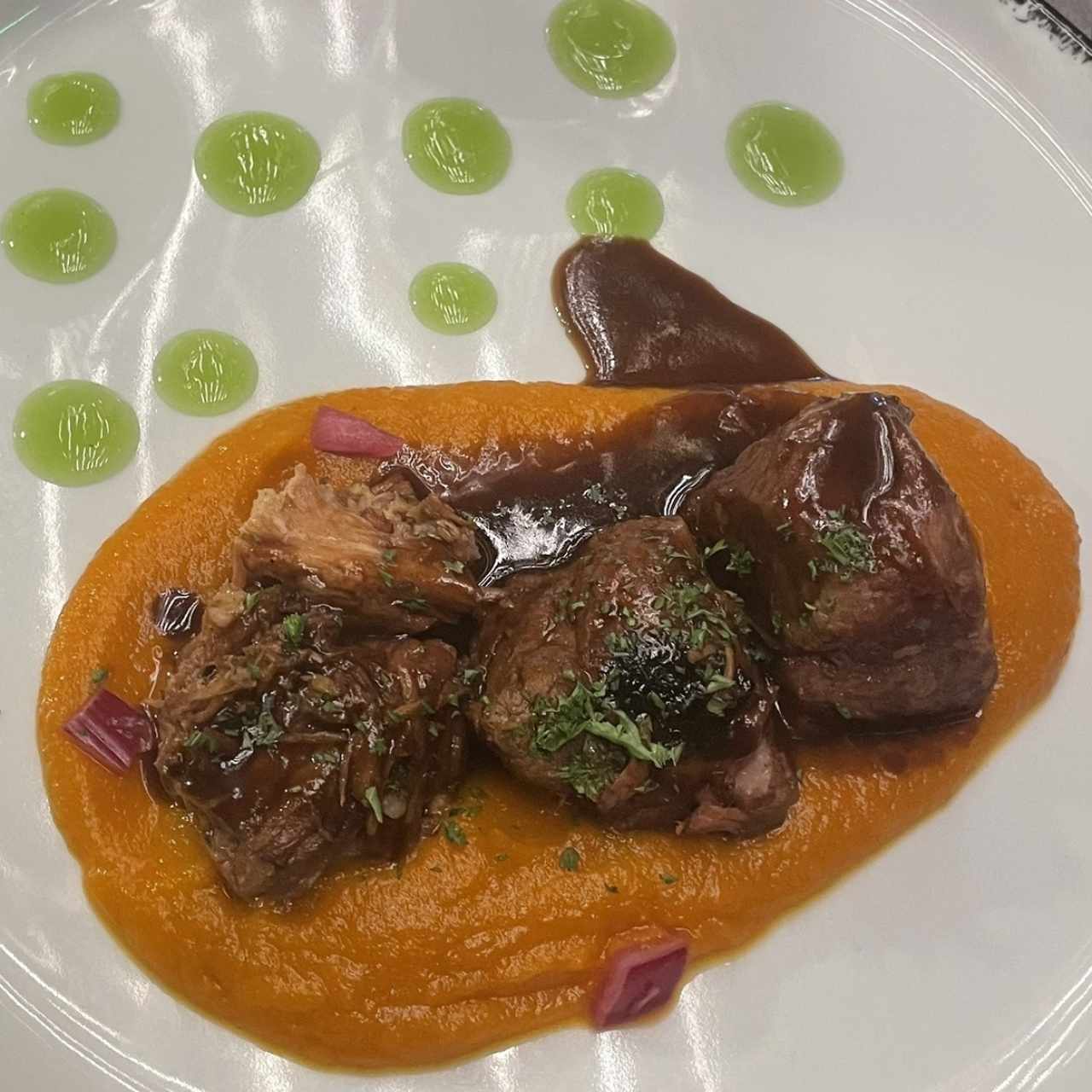 Short Rib sobre puré de camote con zanahorias