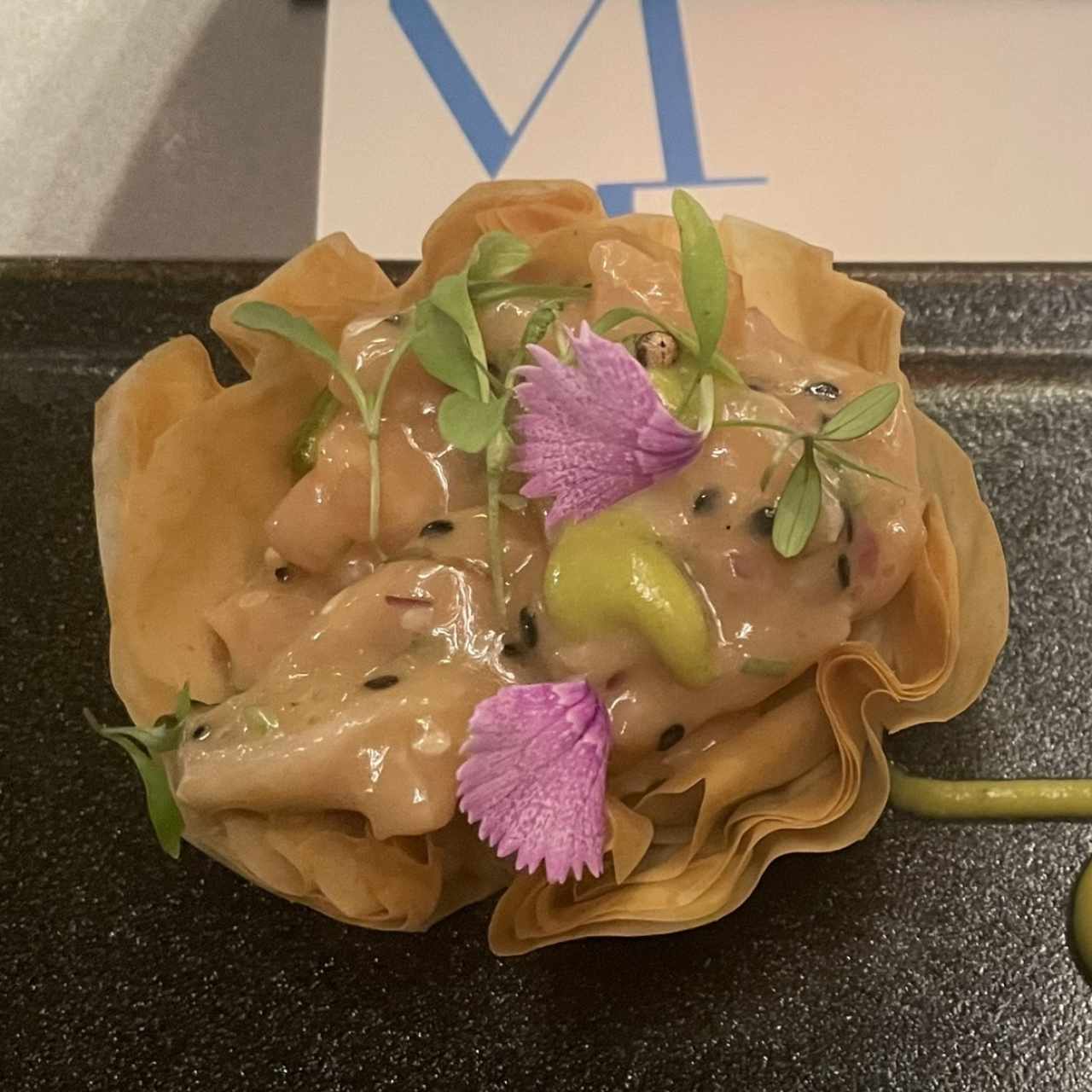 Tartar de Salmón sobre masa de filo y aguacate 