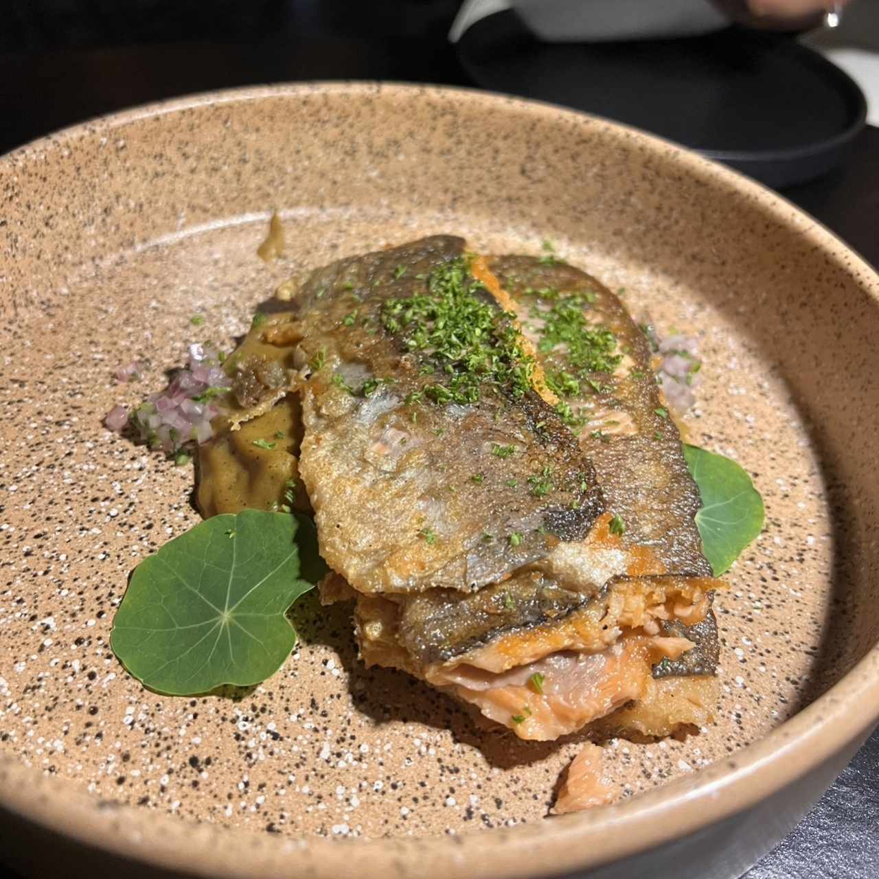 Trucha en puré de platano y berenjena 