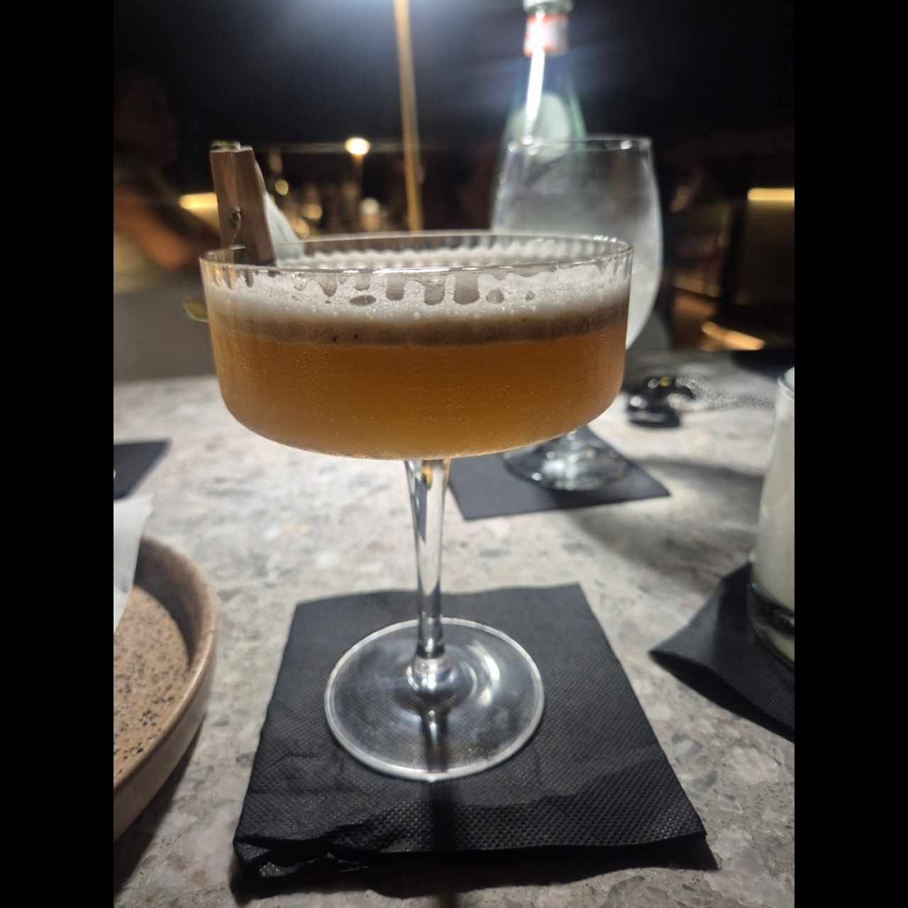 coctail con mezcal y tamarindo