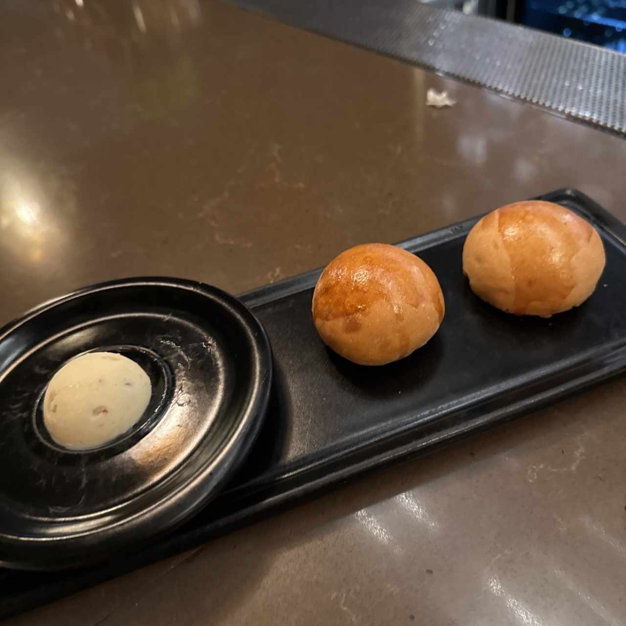 Pan de la casa y mantequilla con pimienta