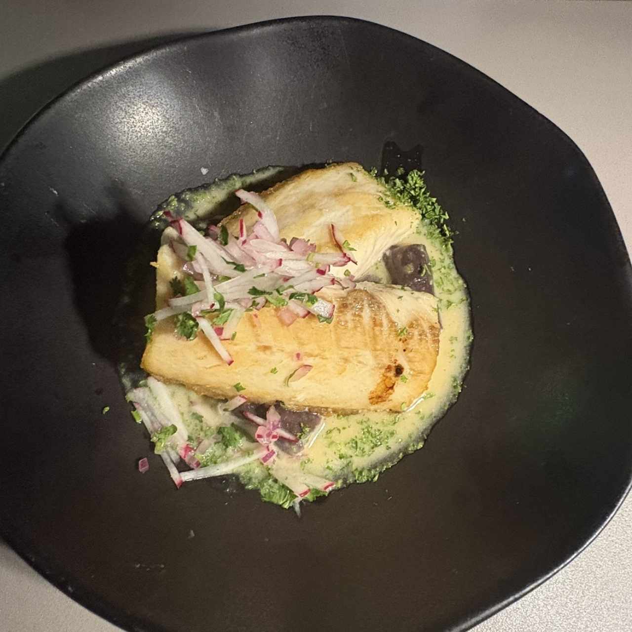 Cobia con ñoquis de camote