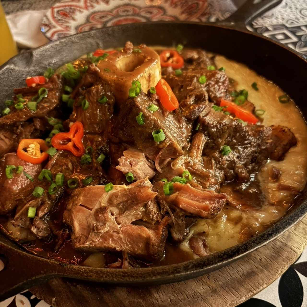 Osobuco y arroz caldoso de maíz y plátano maduro