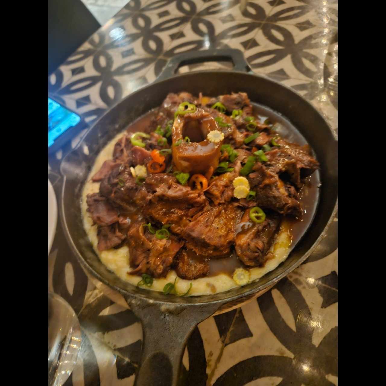 Osobuco y arroz caldoso de maíz y plátano maduro