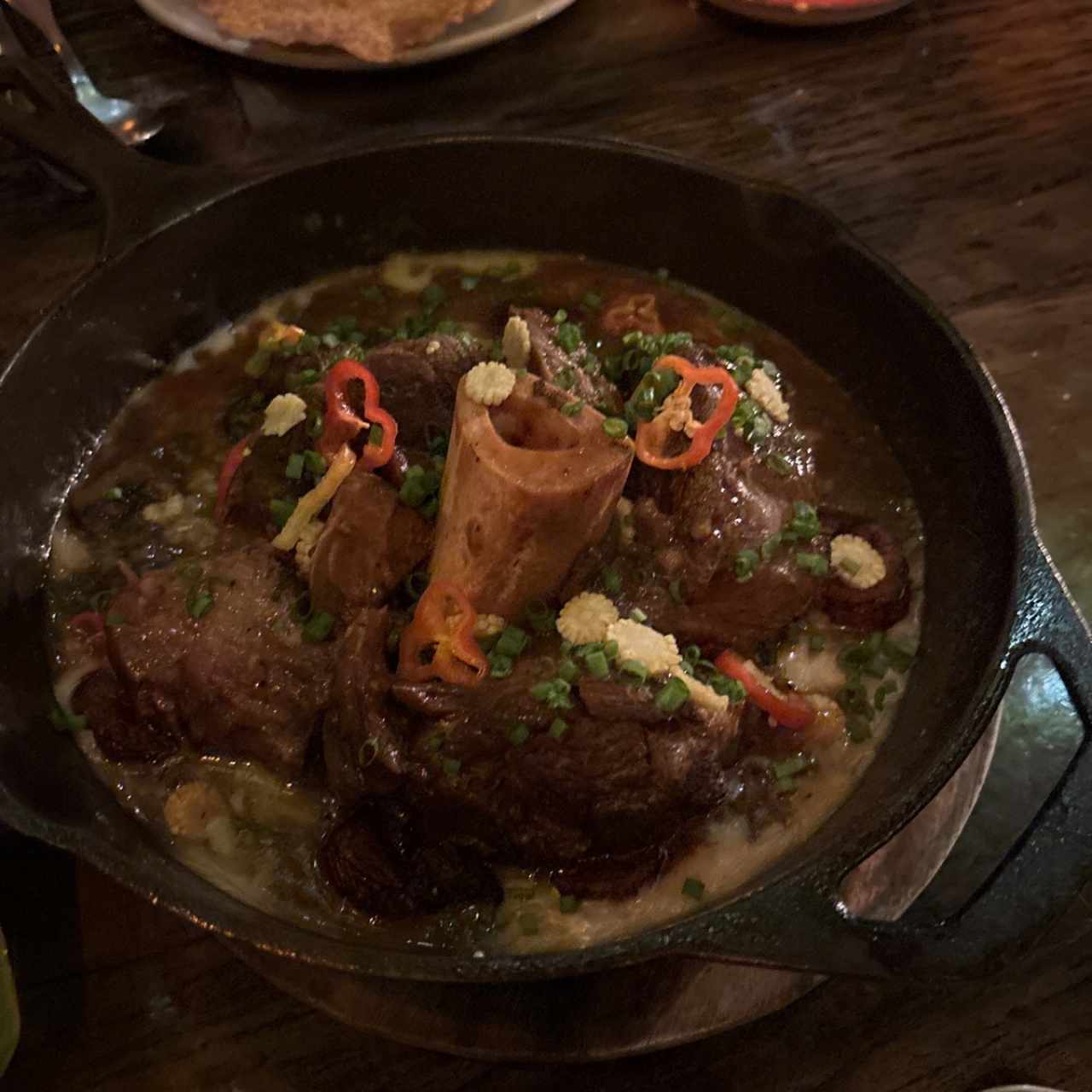 Osobuco y arroz caldoso de maíz y plátano maduro
