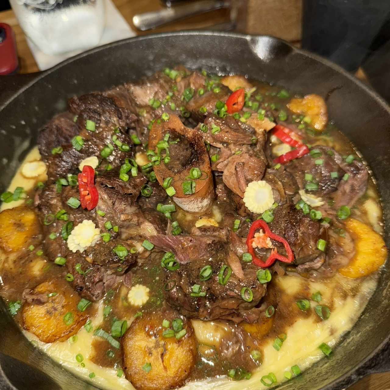 Osobuco y arroz caldoso de maíz y plátano maduro