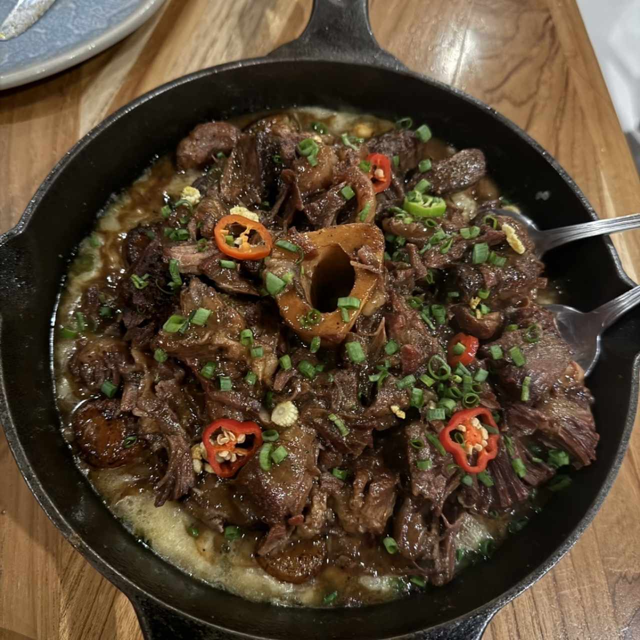 Osobuco y arroz caldoso de maíz y plátano maduro