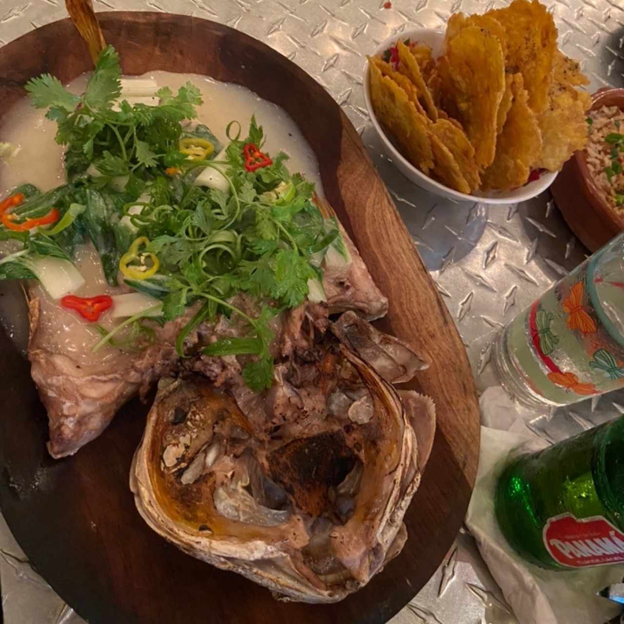 Pescado del día al Carbón con crema de mantequilla y ajo