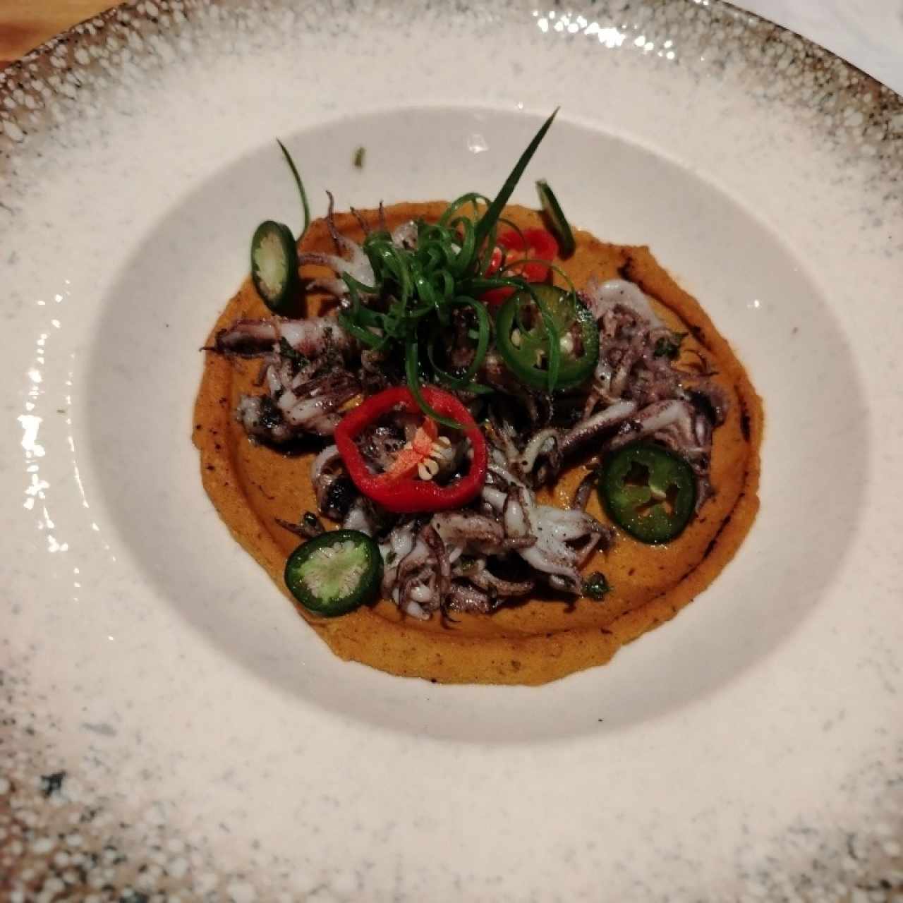 Hummus de Frijol blanco con Arañitas al Carbón