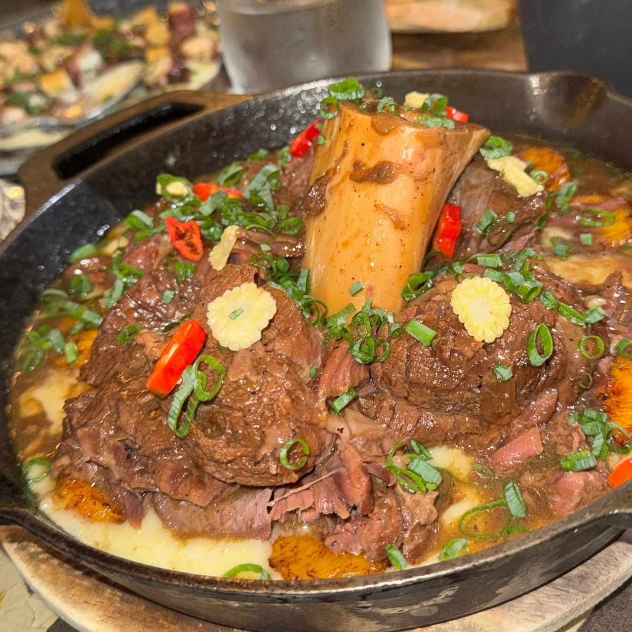 Osobuco y arroz caldoso de maíz y plátano maduro